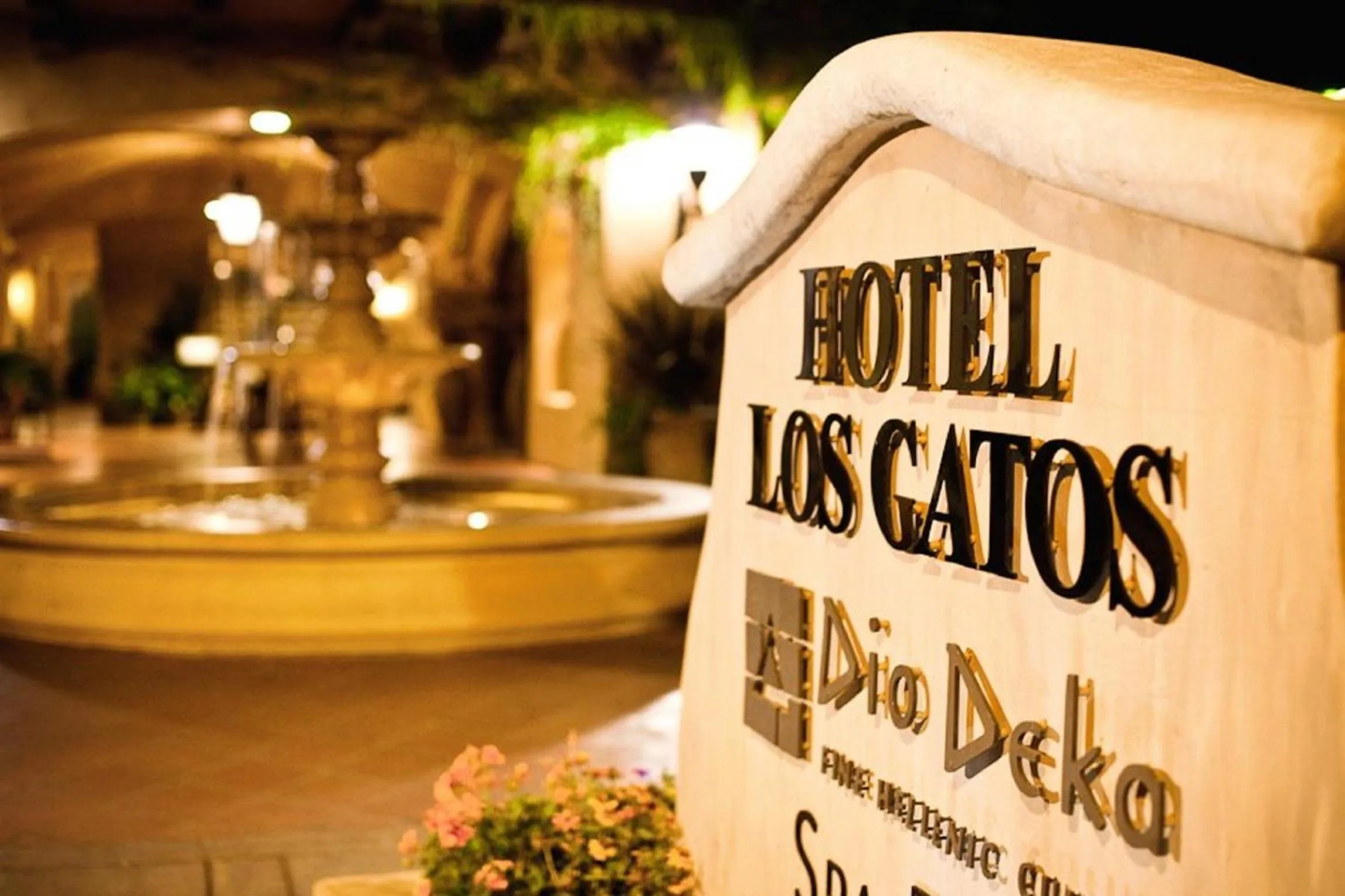 Facade/entrance in Hotel Los Gatos