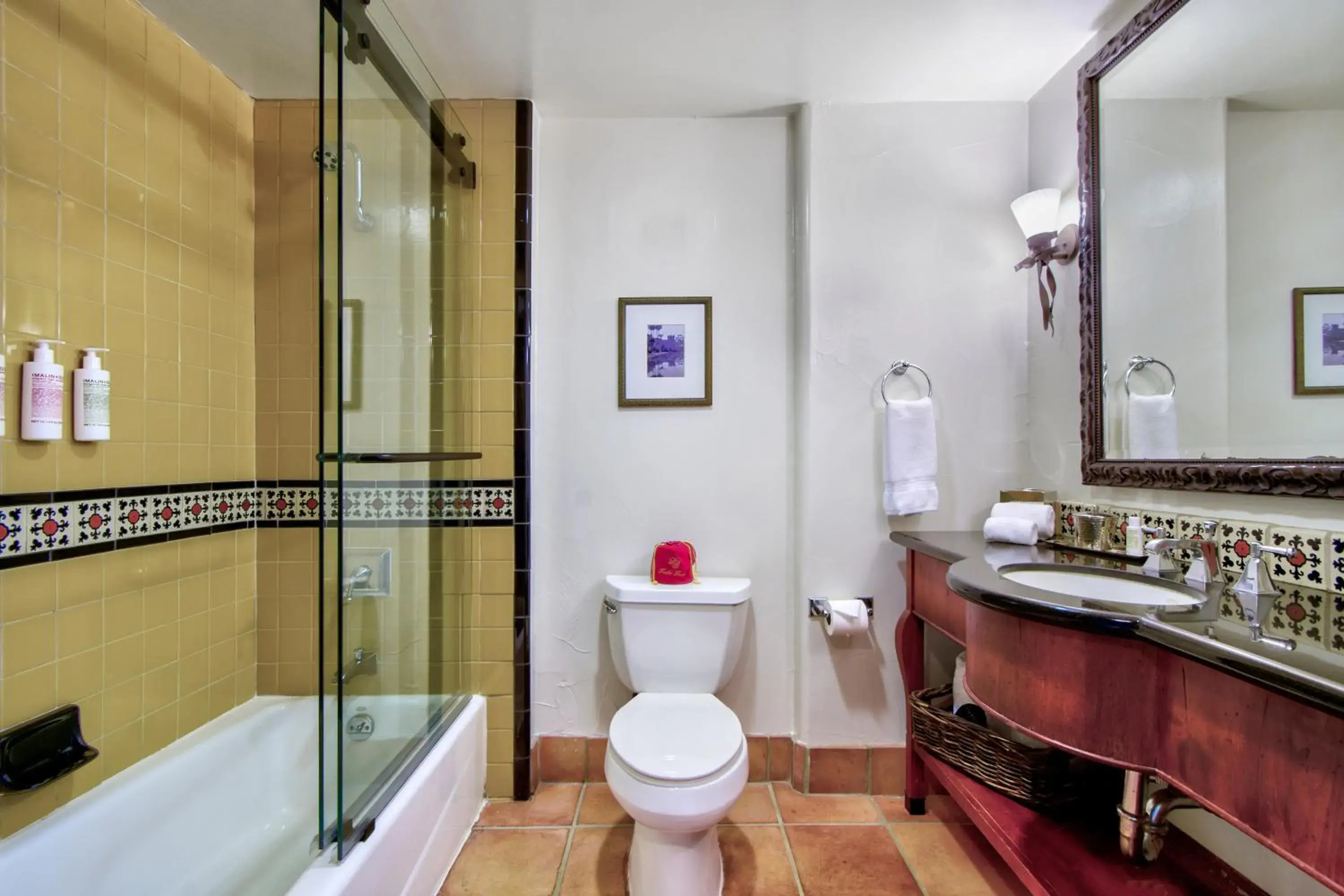 Bathroom in Hotel Los Gatos Bathroom in Hotel Los Gatos