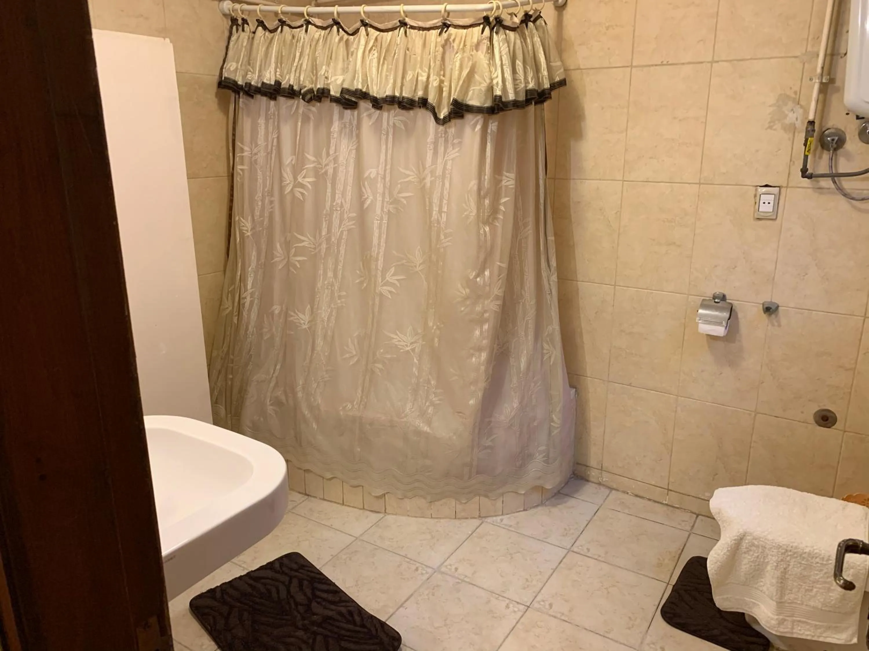 Shower in Draz pyramids view Bed & breakfast