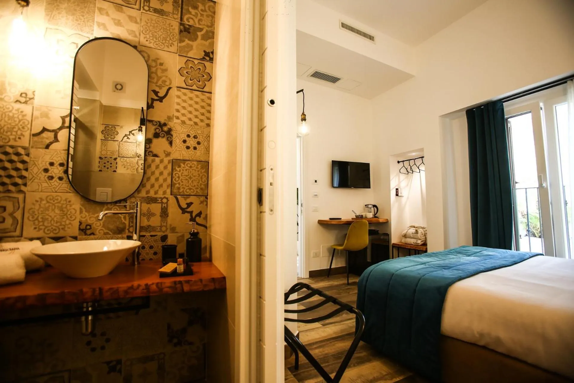 Bathroom, Bed in Luna Federiciana Luxury Room & Spa