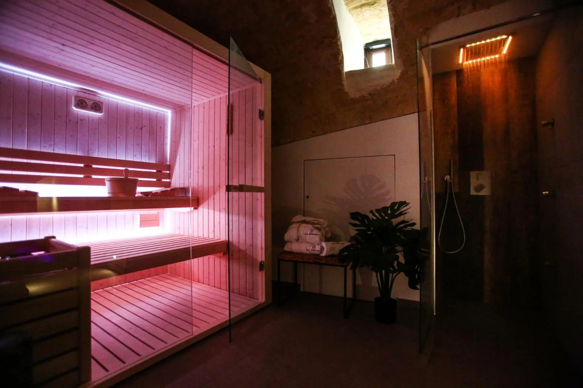 Hot Tub, Bed in Luna Federiciana Luxury Room & Spa