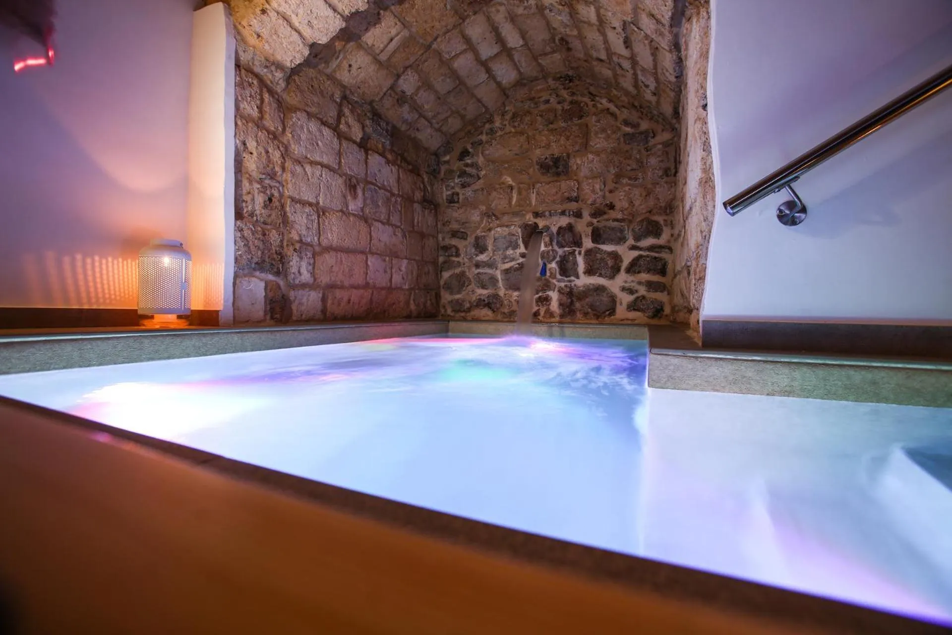 Hot Tub in Luna Federiciana Luxury Room & Spa