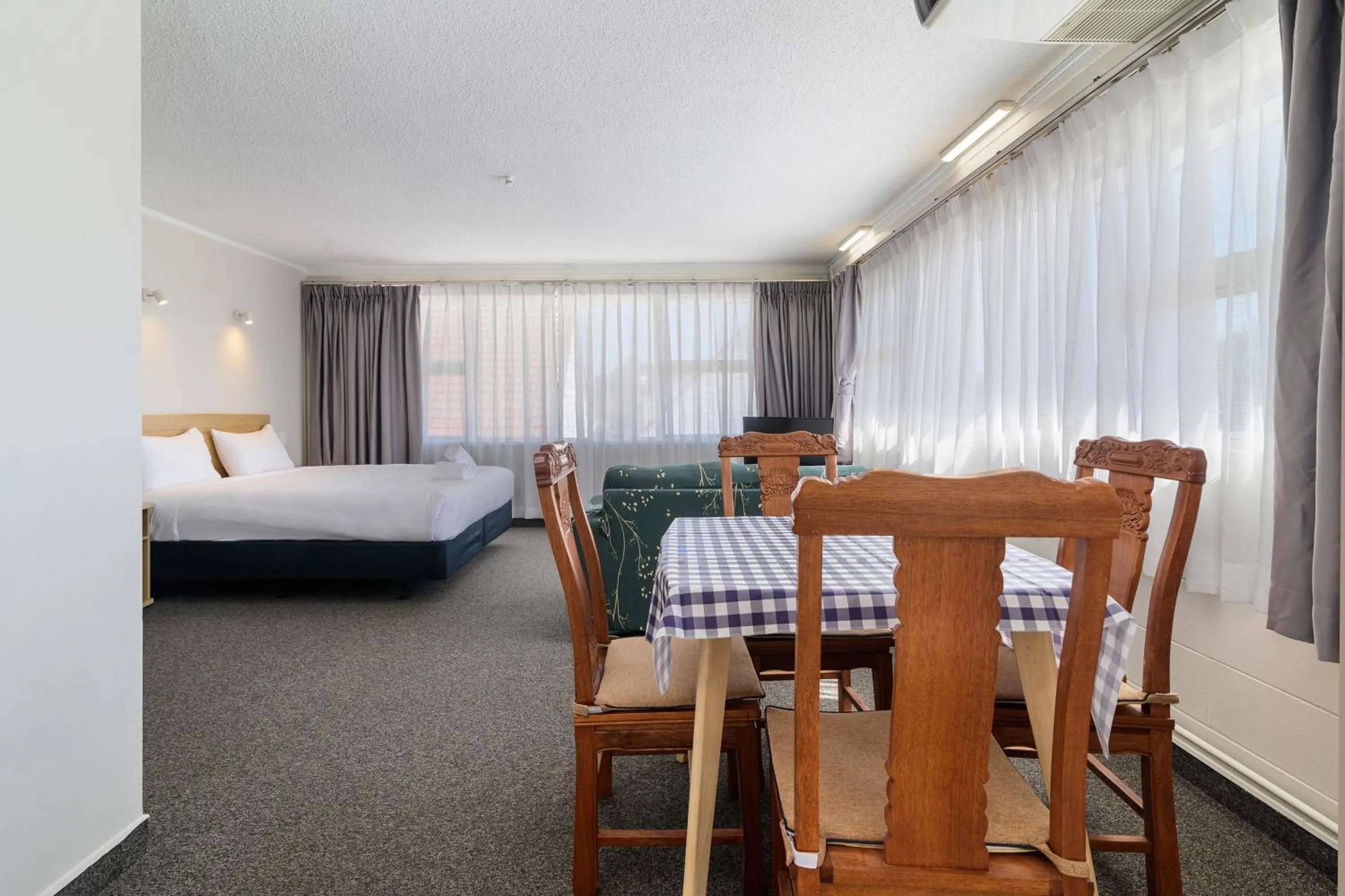 Dining area, Bed in Thermal Oak Motel