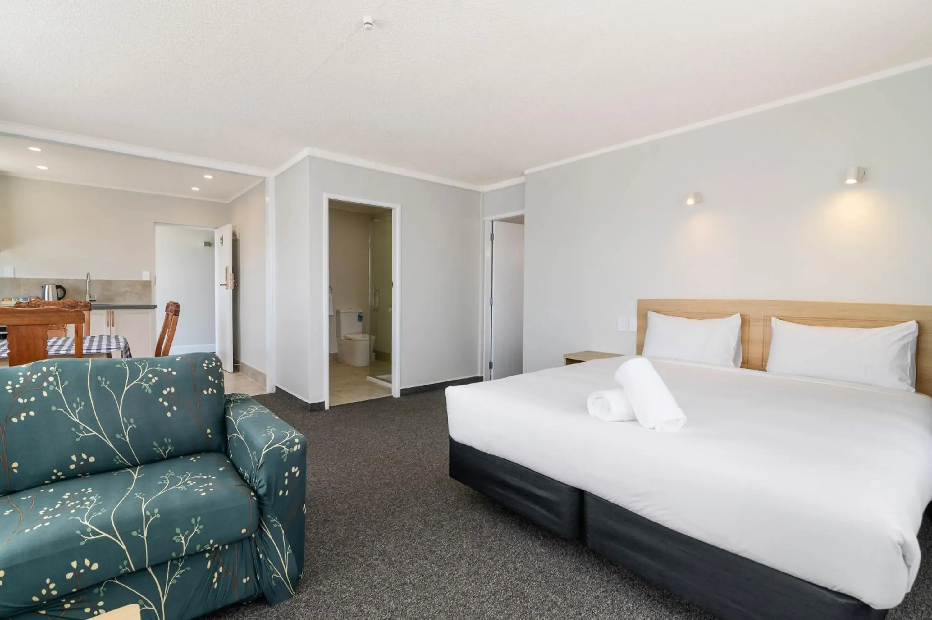 Living room, Bed in Thermal Oak Motel Living room, Bed in Thermal Oak Motel