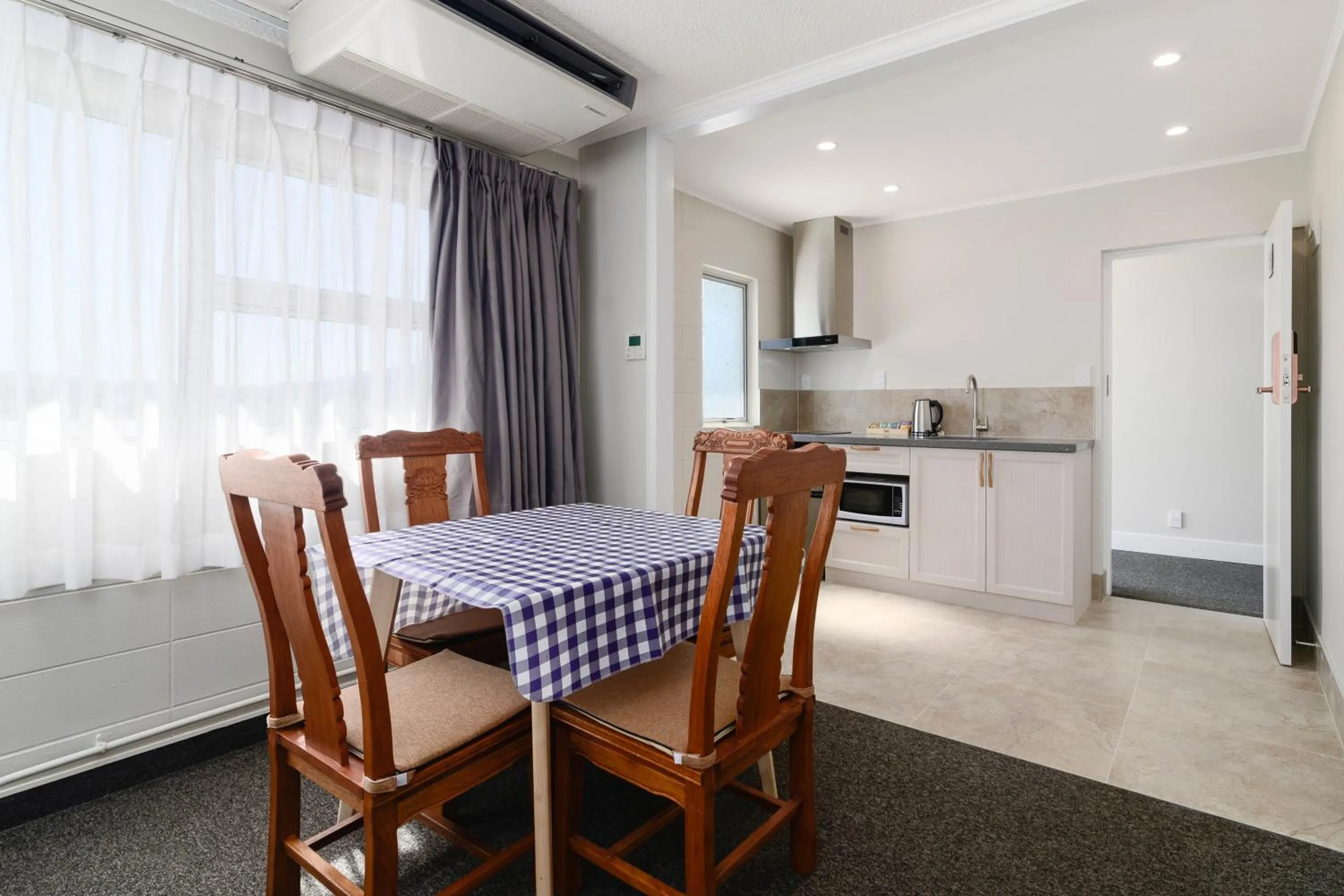 Kitchen or kitchenette in Thermal Oak Motel