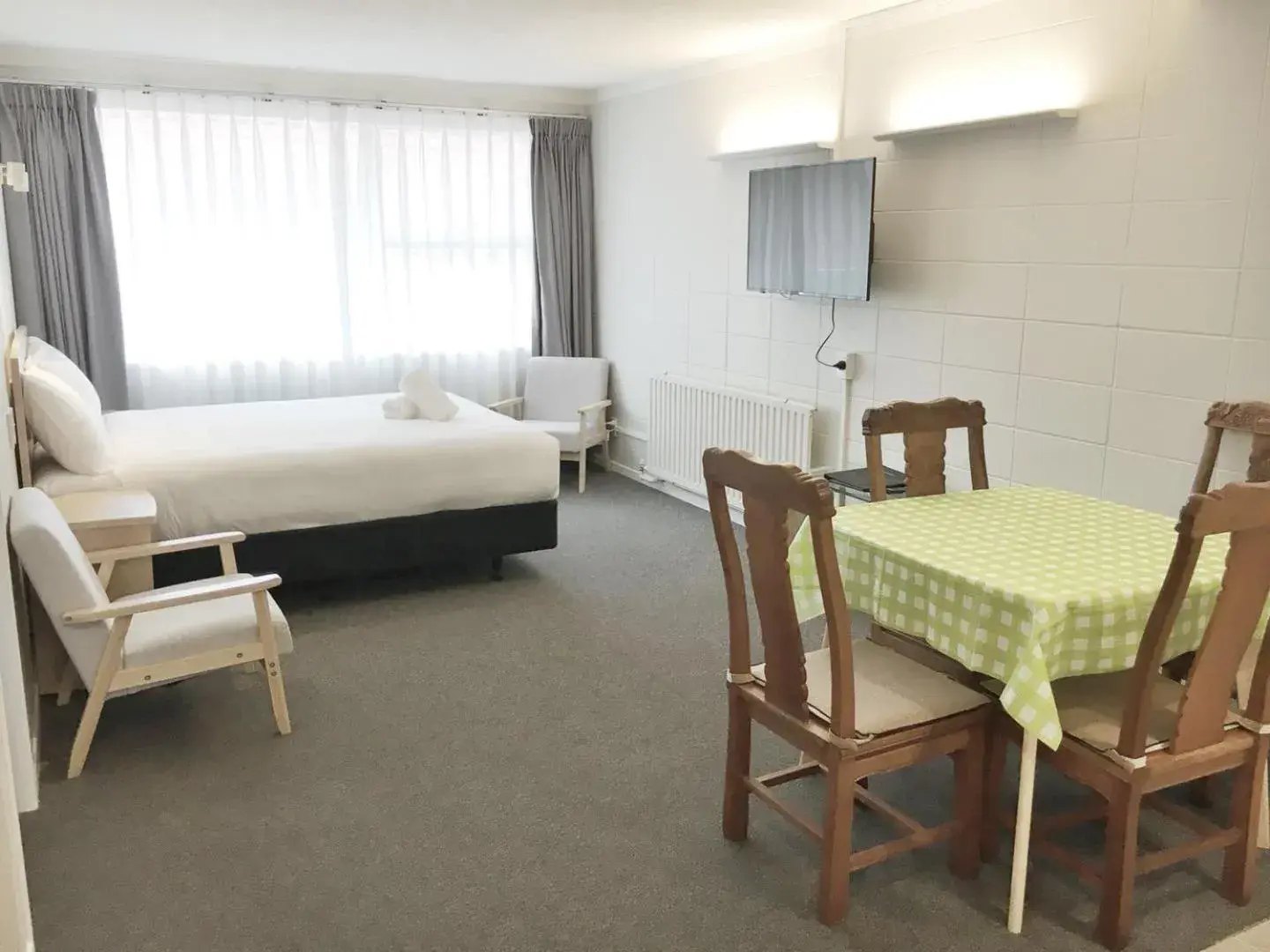 Dining area, Bed in Thermal Oak Motel Dining area, Bed in Thermal Oak Motel