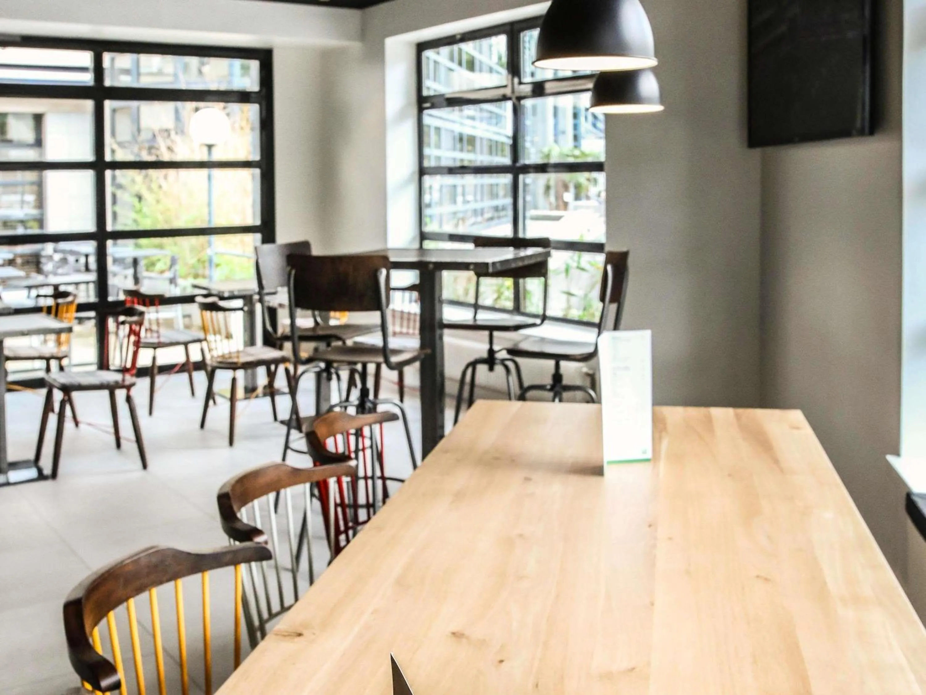 Lounge or bar in Ibis Styles Clermont-Ferrand République