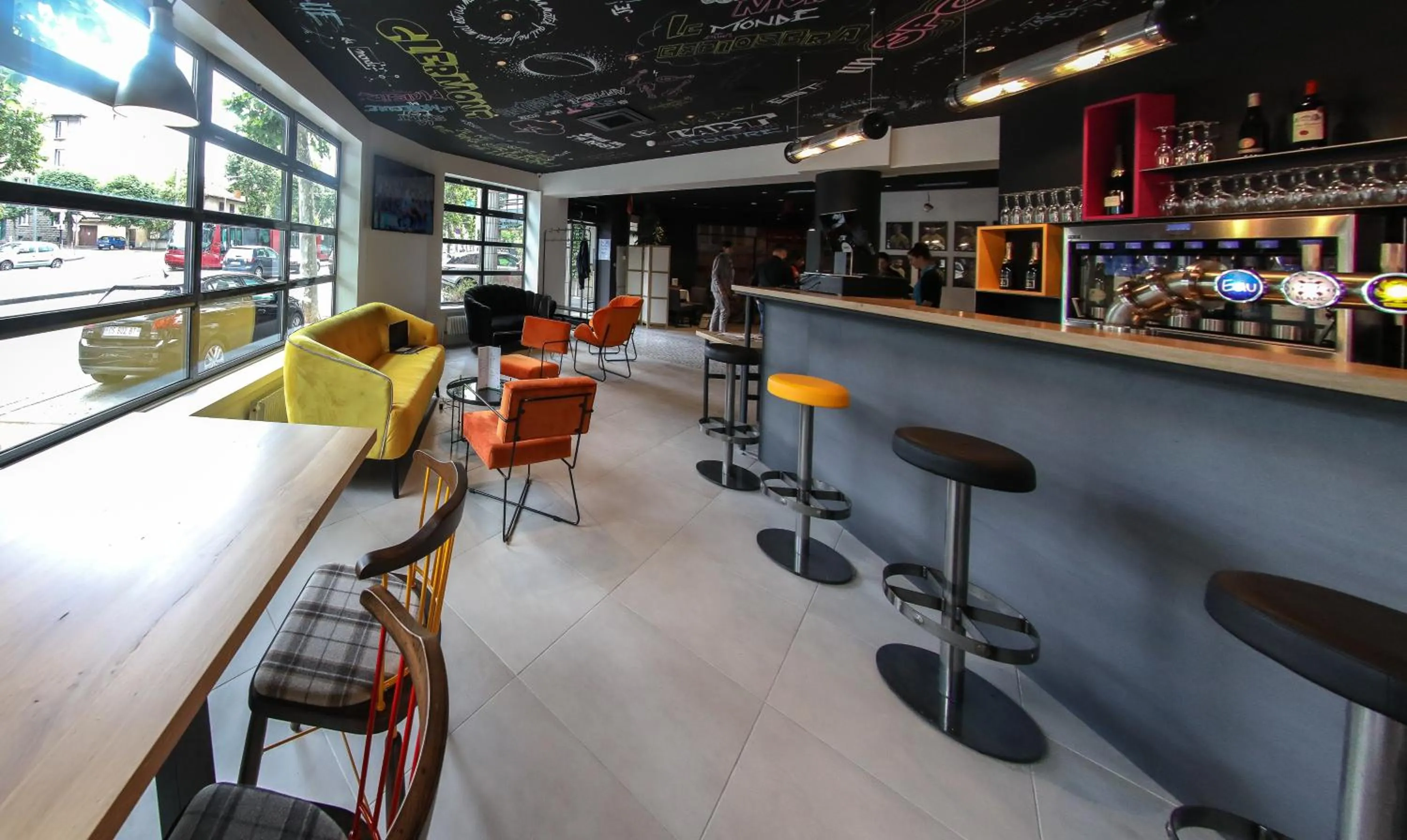 Lounge or bar in Ibis Styles Clermont-Ferrand République