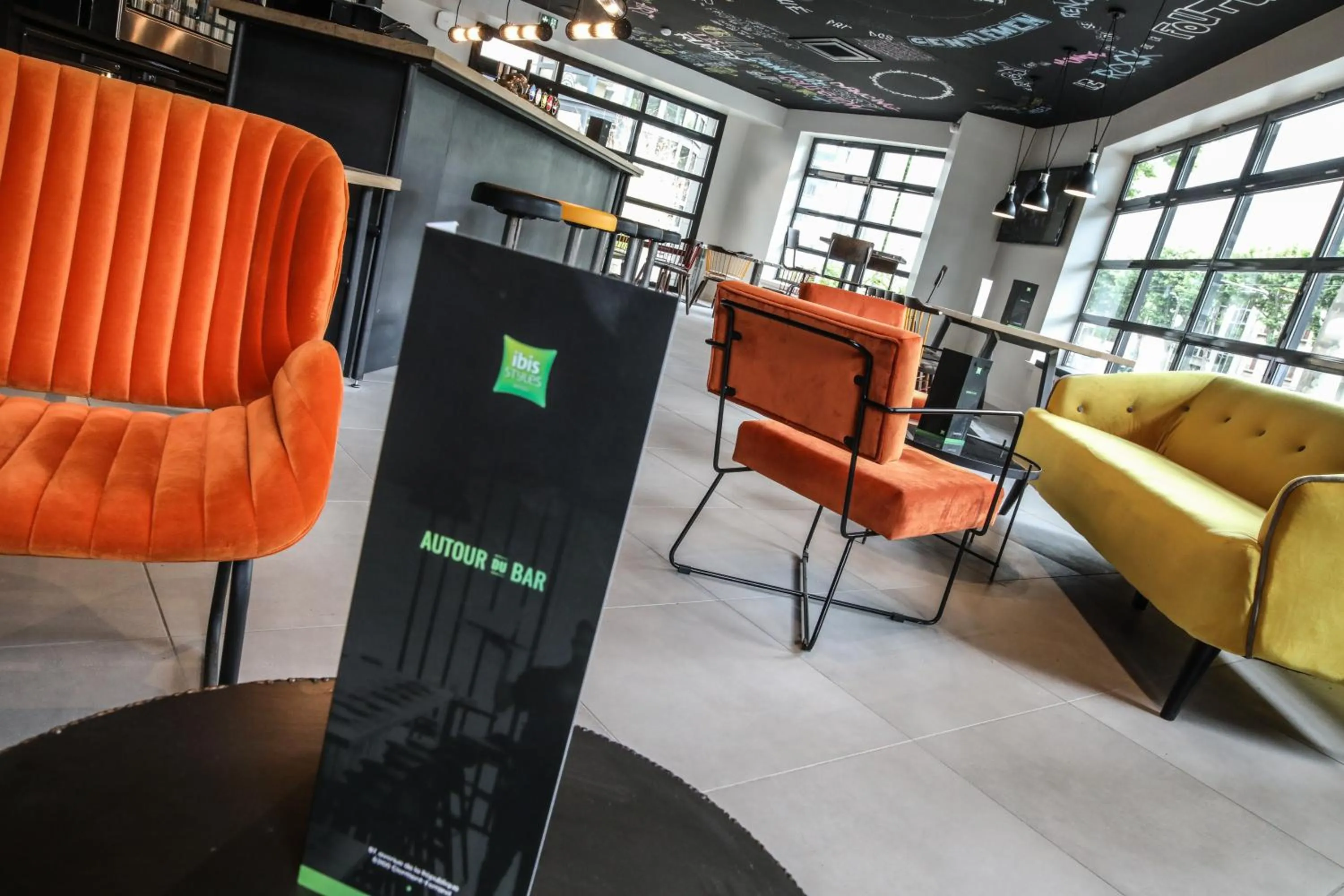 Living room in Ibis Styles Clermont-Ferrand République