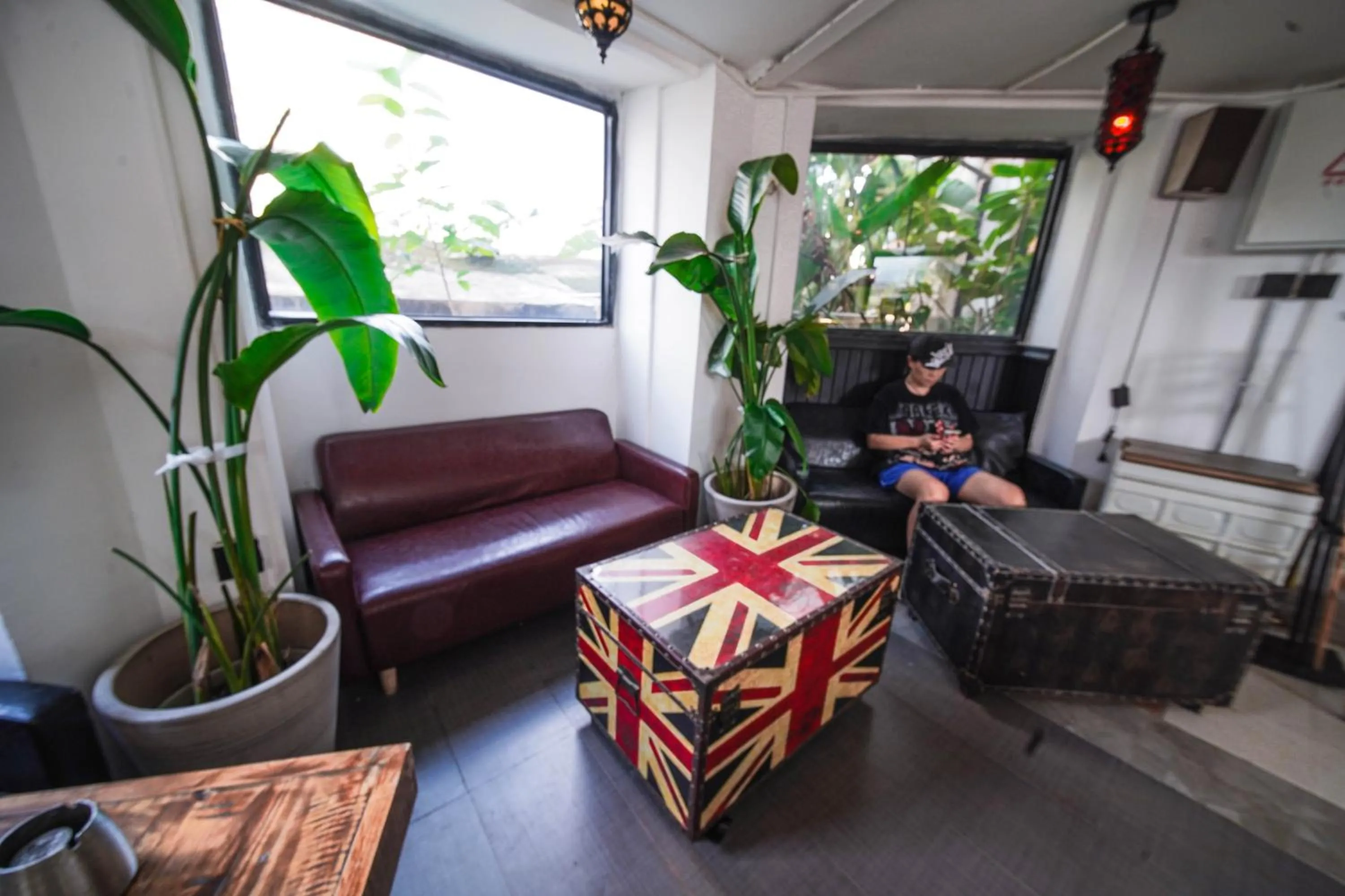 Coffee/tea facilities in Chengdu Local Tea Hostel - Short Walk To Taikooli - Chill & Social Coffee Lounge - Metro downstairs - Free Activities - Friendly English Speaking Staff - Tibet, Panda, Buddha & Snow Mountain Tours