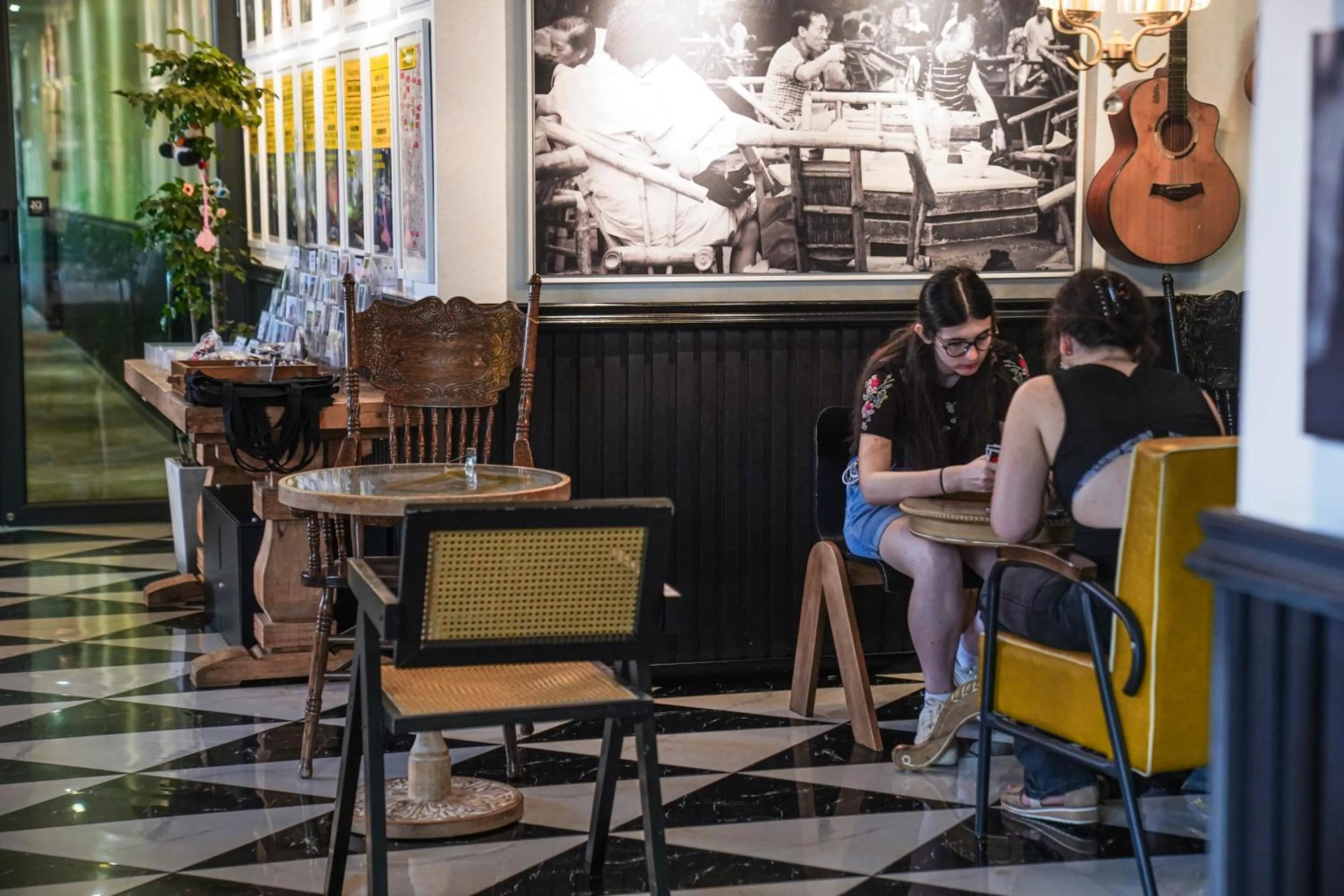 Lounge or bar in Chengdu Local Tea Hostel - Short Walk To Taikooli - Chill & Social Coffee Lounge - Metro downstairs - Free Activities - Friendly English Speaking Staff - Tibet, Panda, Buddha & Snow Mountain Tours