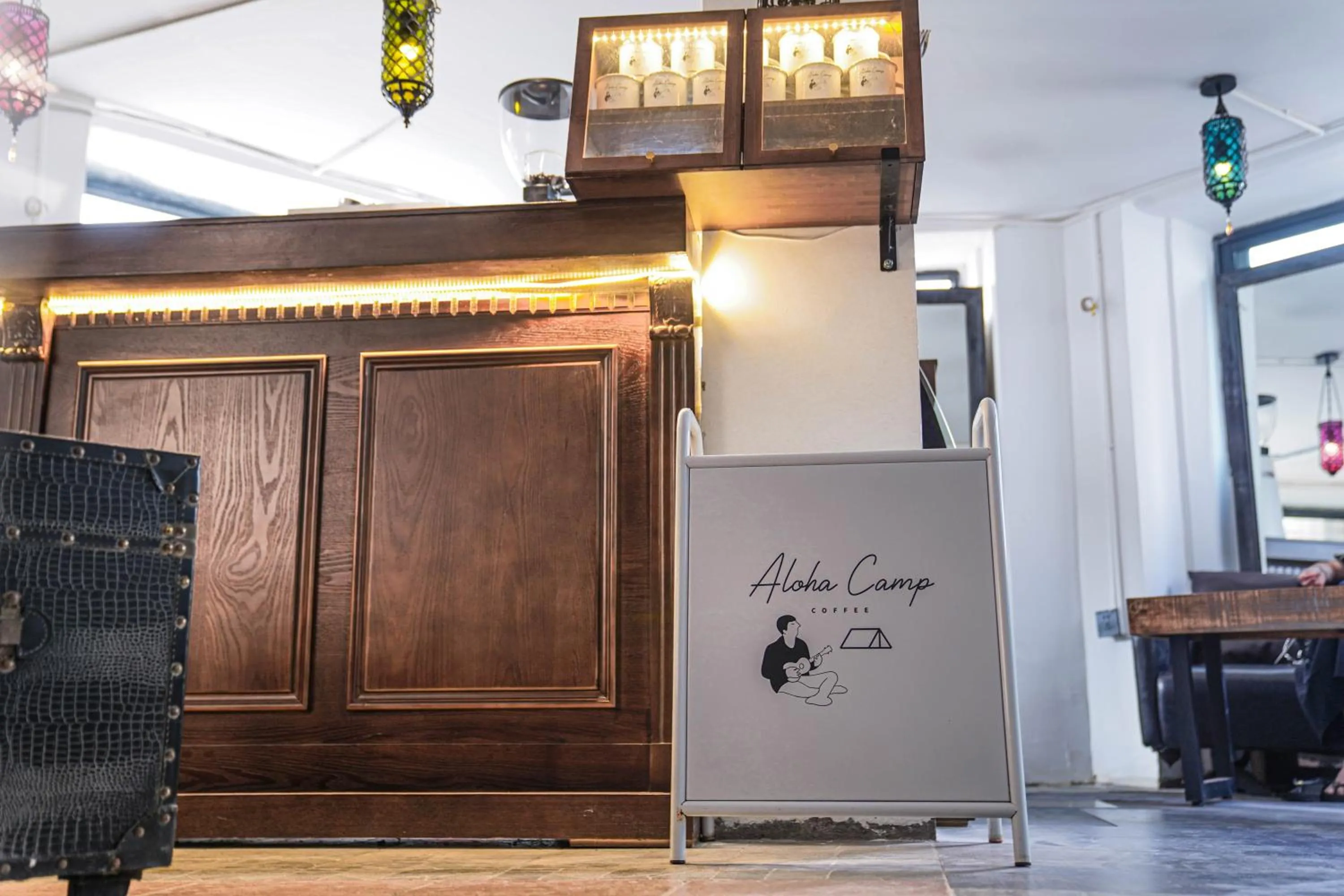 Coffee/tea facilities in Chengdu Local Tea Hostel - Short Walk To Taikooli - Chill & Social Coffee Lounge - Metro downstairs - Free Activities - Friendly English Speaking Staff - Tibet, Panda, Buddha & Snow Mountain Tours