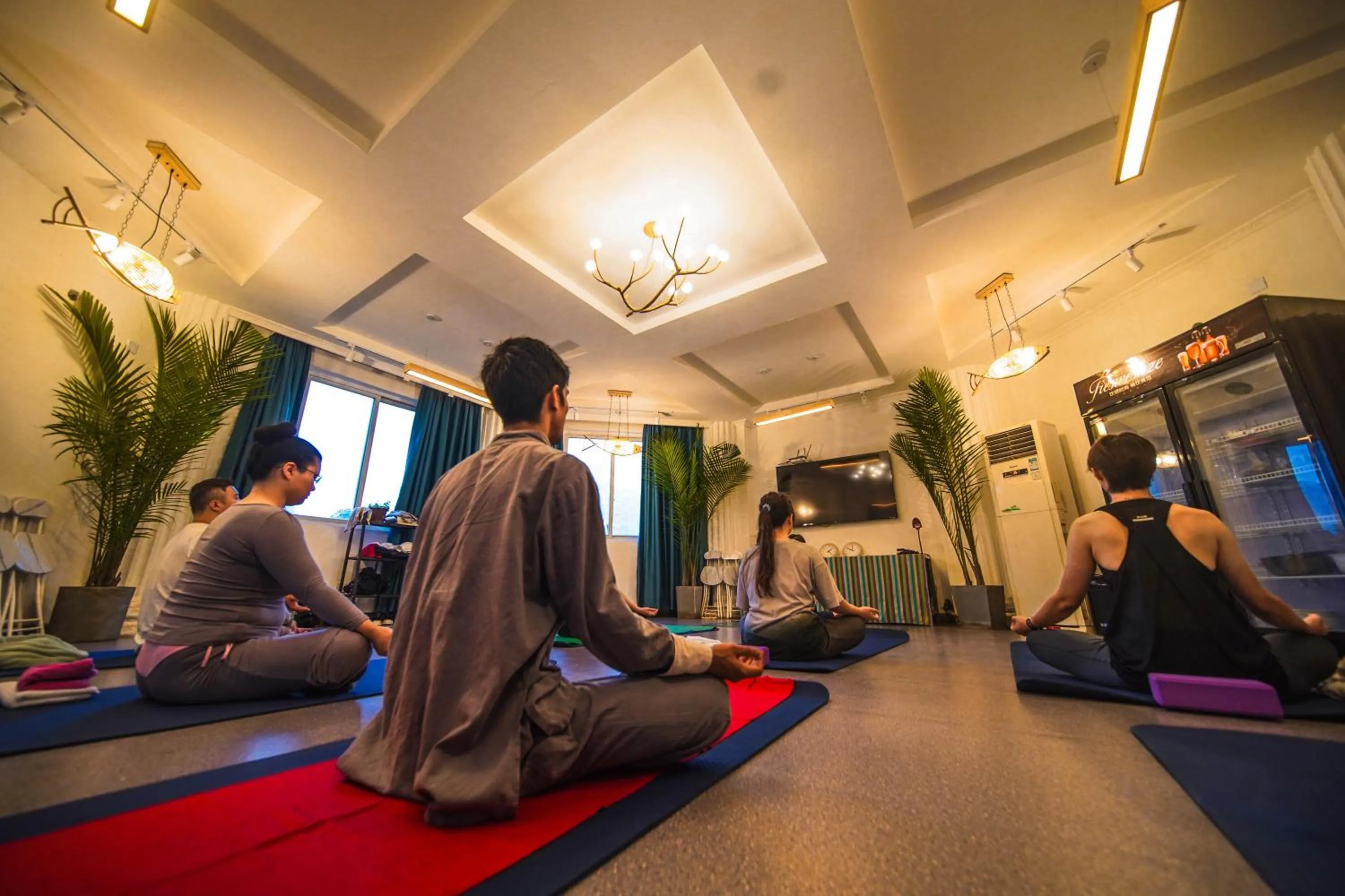 Evening entertainment in Chengdu Local Tea Hostel - Short Walk To Taikooli - Chill & Social Coffee Lounge - Metro downstairs - Free Activities - Friendly English Speaking Staff - Tibet, Panda, Buddha & Snow Mountain Tours