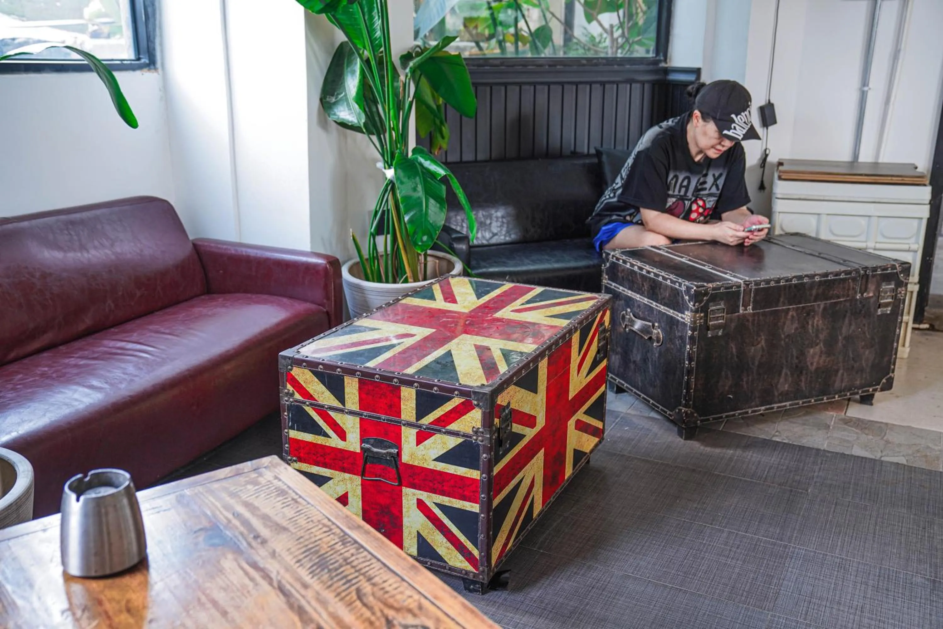 Lounge or bar in Chengdu Local Tea Hostel - Short Walk To Taikooli - Chill & Social Coffee Lounge - Metro downstairs - Free Activities - Friendly English Speaking Staff - Tibet, Panda, Buddha & Snow Mountain Tours