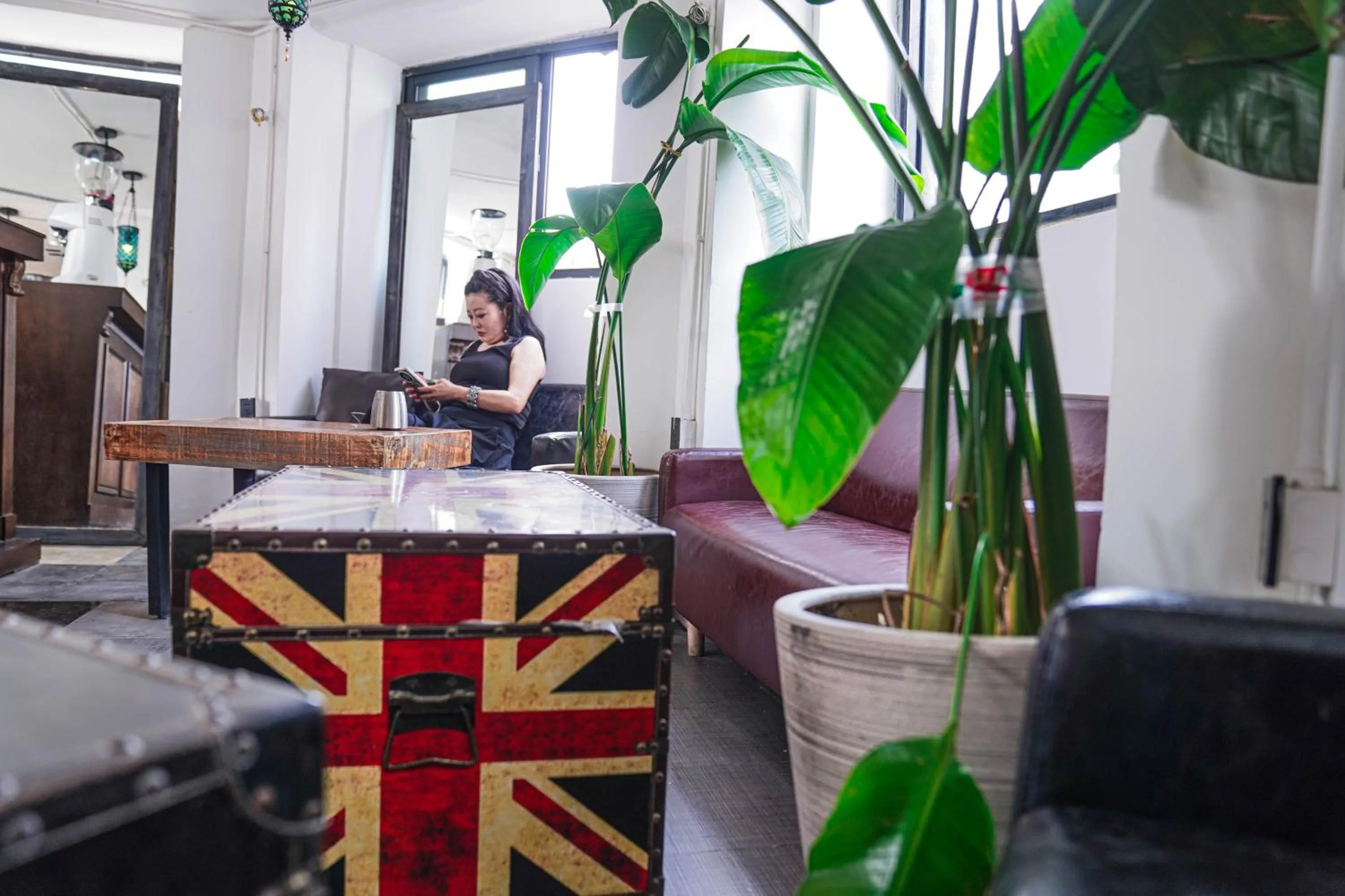 Coffee/tea facilities in Chengdu Local Tea Hostel - Short Walk To Taikooli - Chill & Social Coffee Lounge - Metro downstairs - Free Activities - Friendly English Speaking Staff - Tibet, Panda, Buddha & Snow Mountain Tours