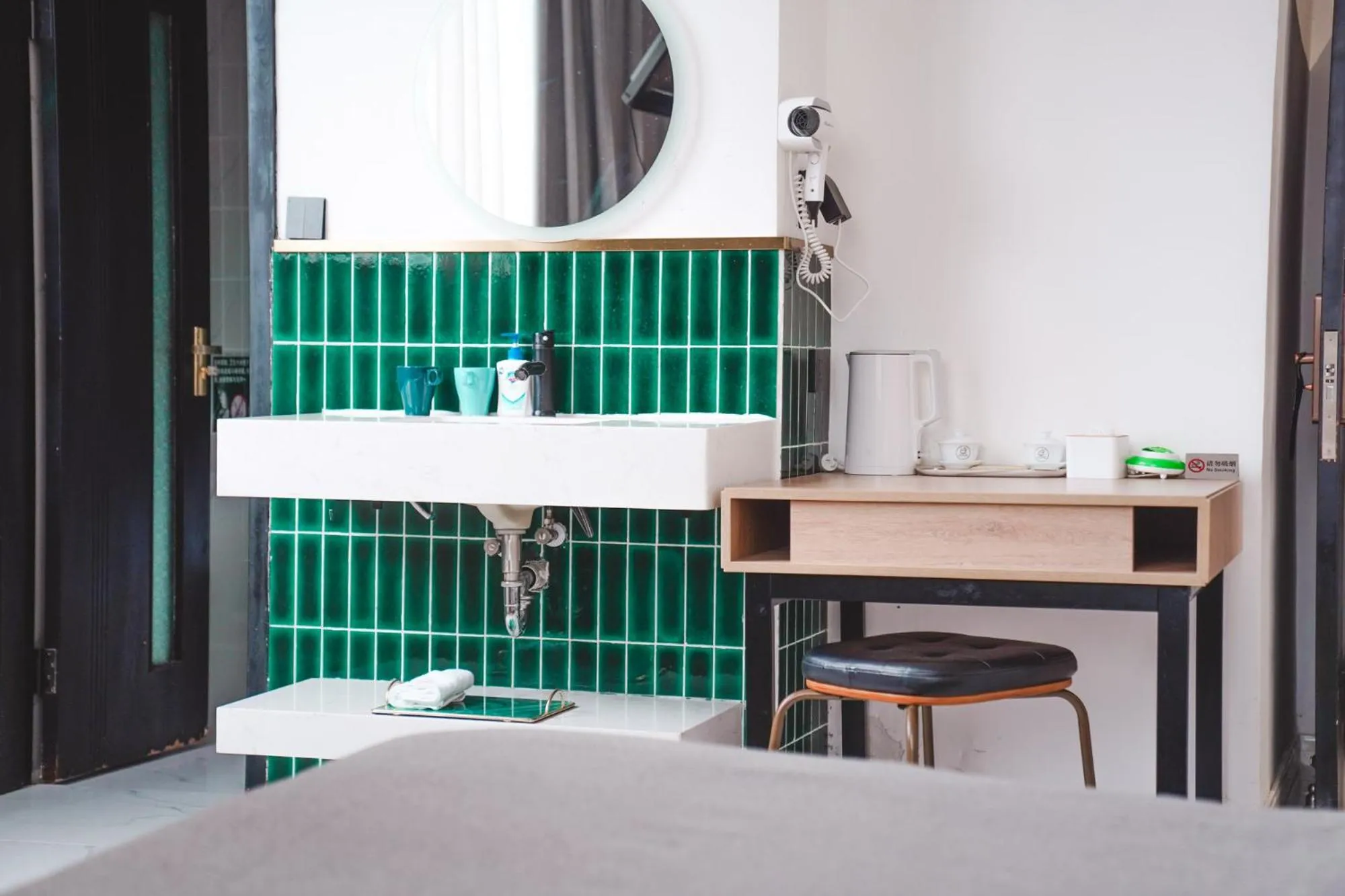 hair dresser in Chengdu Local Tea Hostel - Short Walk To Taikooli - Chill & Social Coffee Lounge - Metro downstairs - Free Activities - Friendly English Speaking Staff - Tibet, Panda, Buddha & Snow Mountain Tours