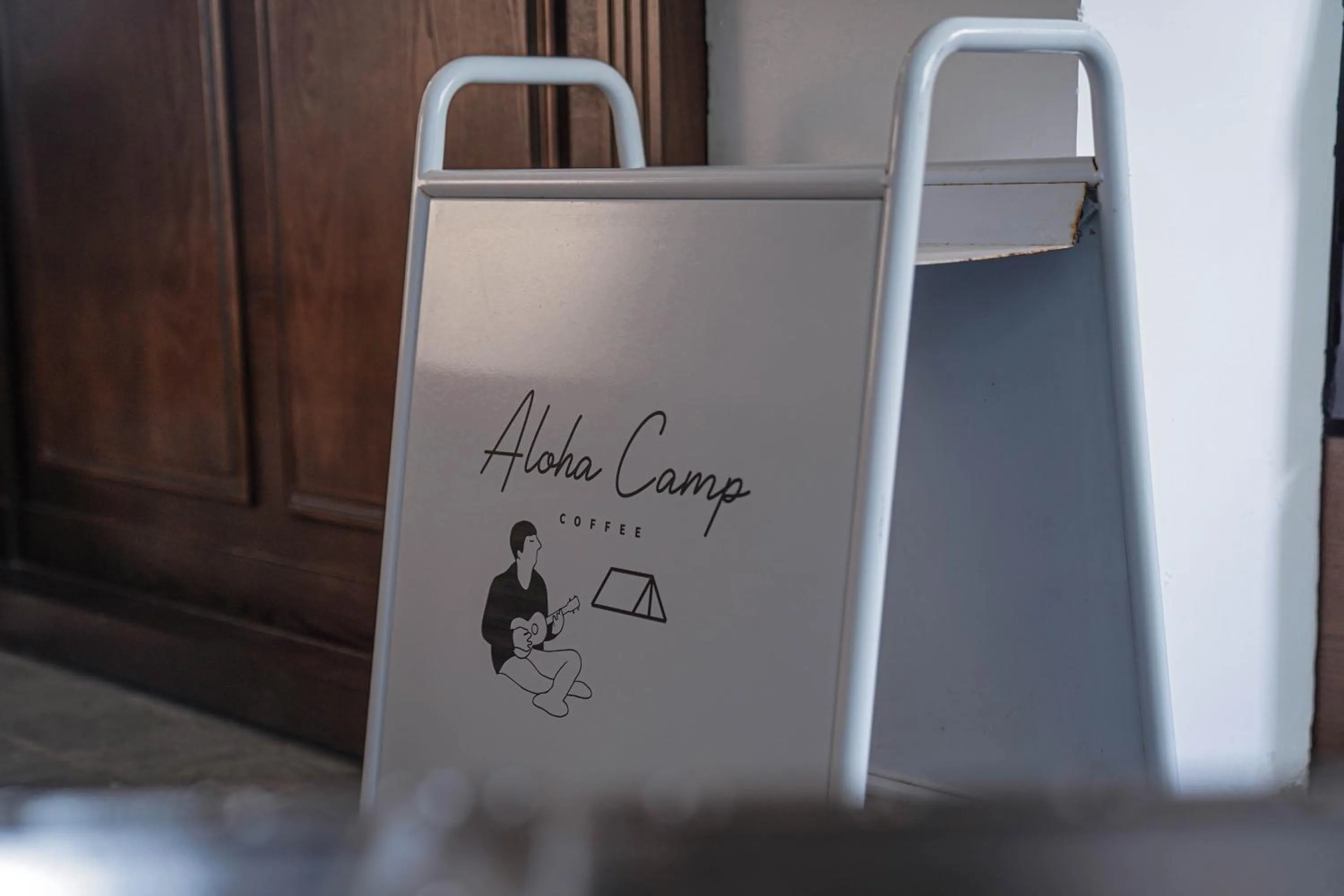 Coffee/tea facilities in Chengdu Local Tea Hostel - Short Walk To Taikooli - Chill & Social Coffee Lounge - Metro downstairs - Free Activities - Friendly English Speaking Staff - Tibet, Panda, Buddha & Snow Mountain Tours