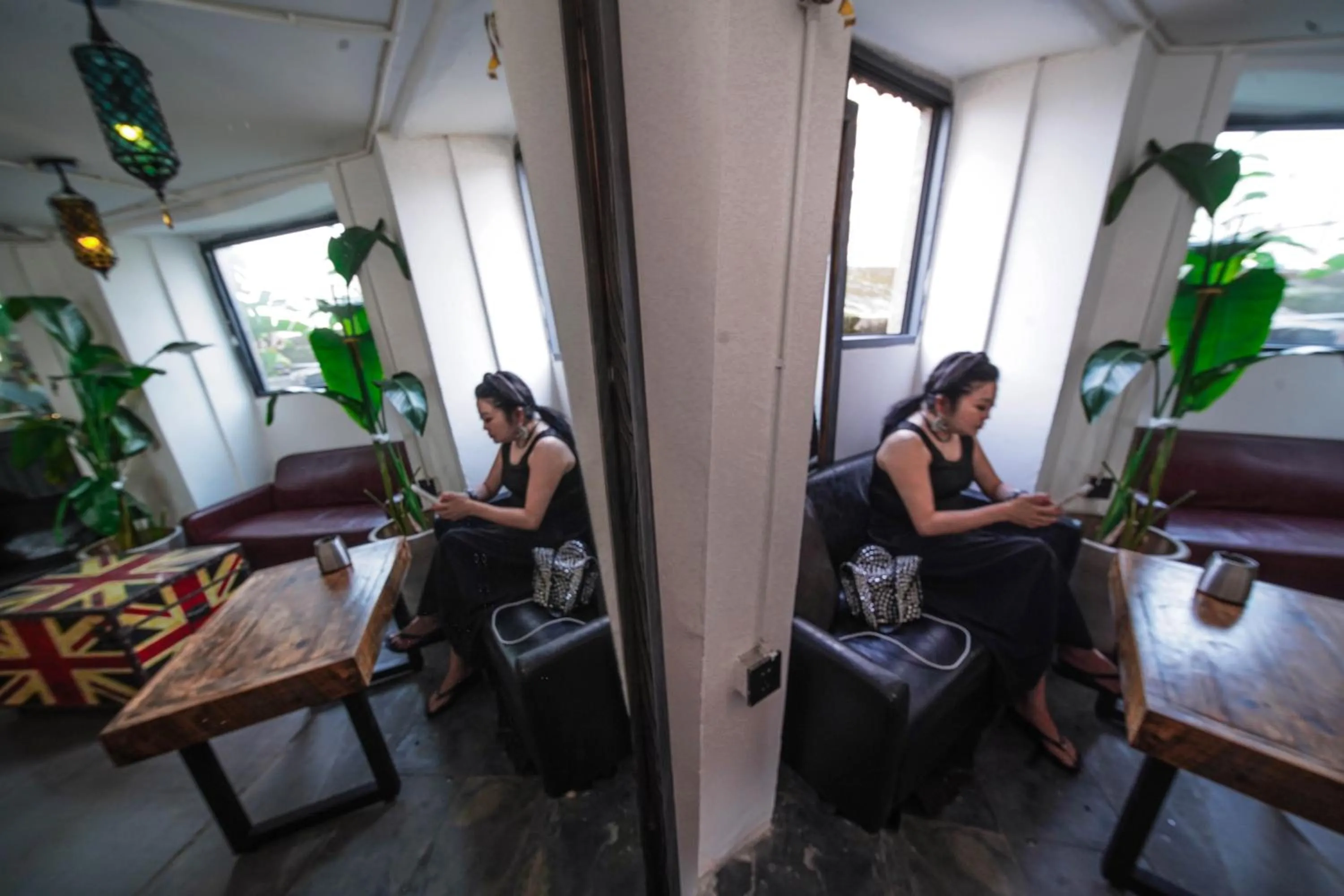 Coffee/tea facilities in Chengdu Local Tea Hostel - Short Walk To Taikooli - Chill & Social Coffee Lounge - Metro downstairs - Free Activities - Friendly English Speaking Staff - Tibet, Panda, Buddha & Snow Mountain Tours