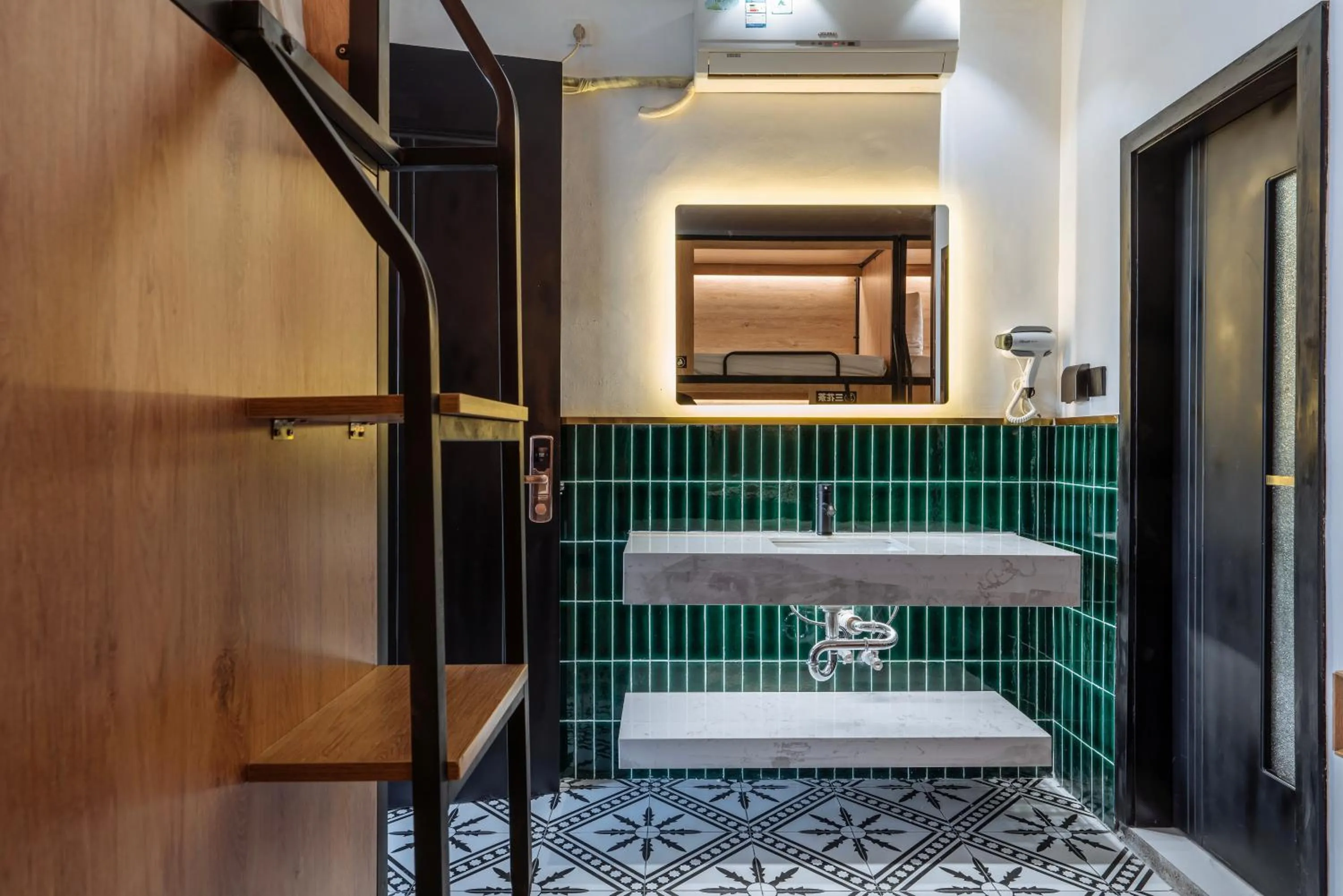 Bathroom in Chengdu Local Tea Hostel - Short Walk To Taikooli - Chill & Social Coffee Lounge - Metro downstairs - Free Activities - Friendly English Speaking Staff - Tibet, Panda, Buddha & Snow Mountain Tours