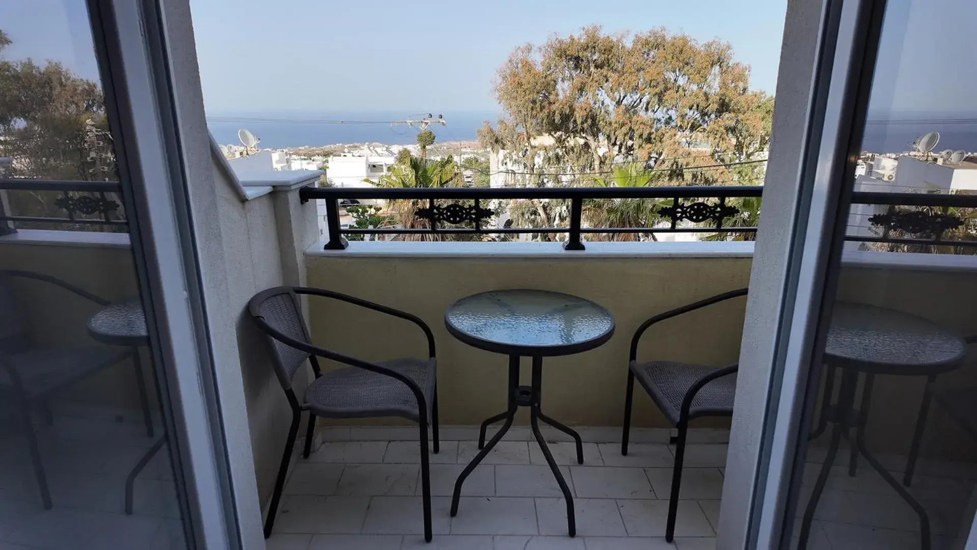 Double or Twin Room with Partial Sea View in Hotel Santorini Double or Twin Room with Partial Sea View in Hotel Santorini