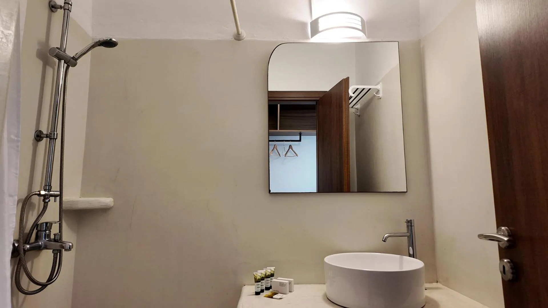 Shower in Hotel Santorini