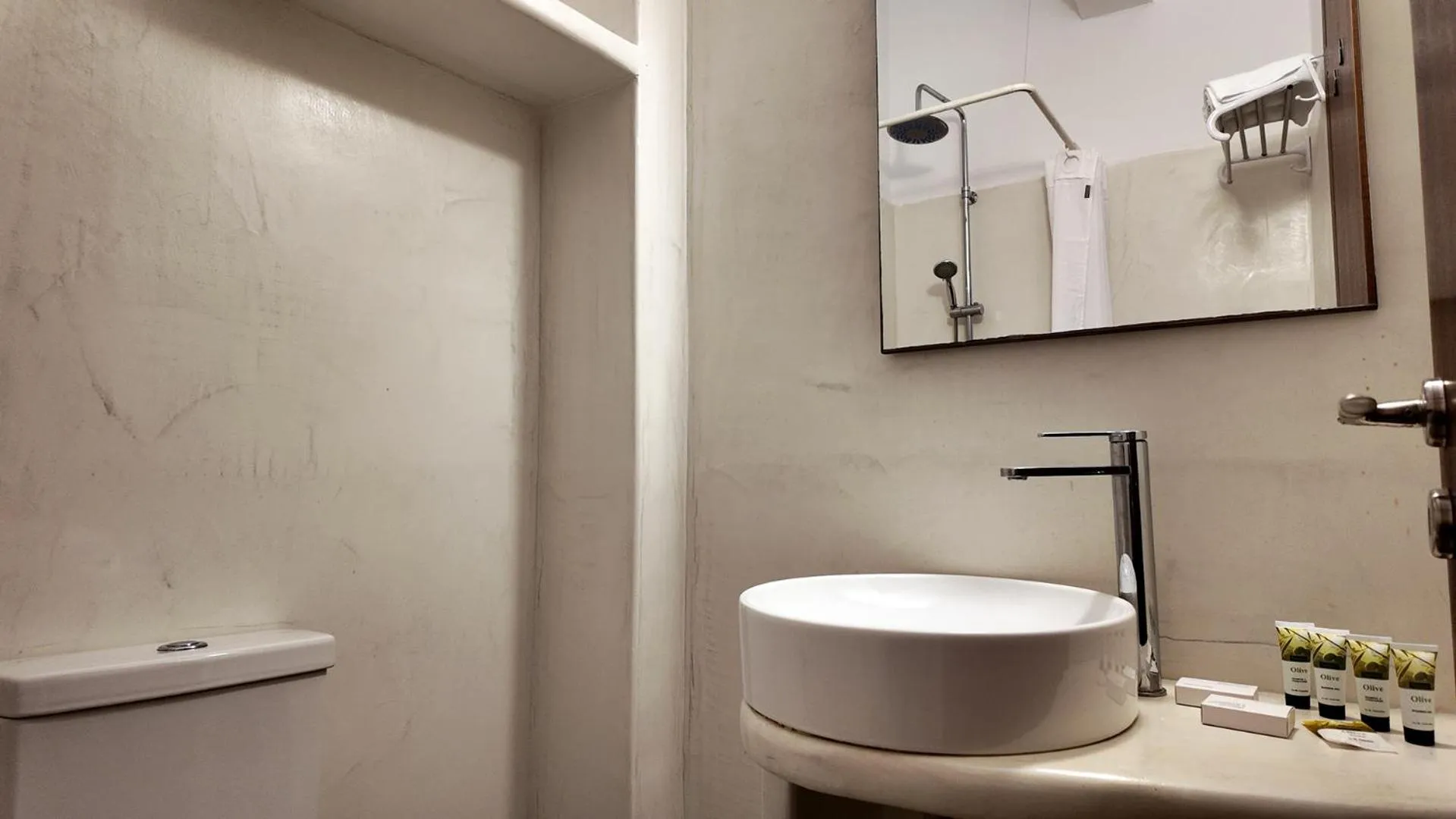 Shower in Hotel Santorini