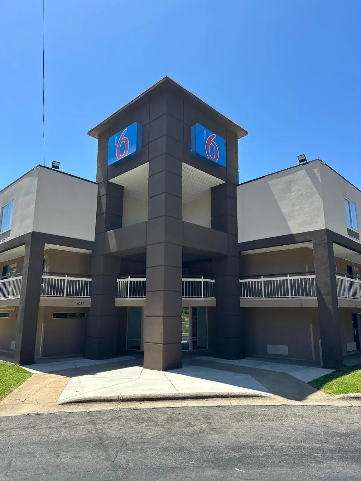 Property building in Motel 6-Raleigh, NC - North Property building in Motel 6-Raleigh, NC - North