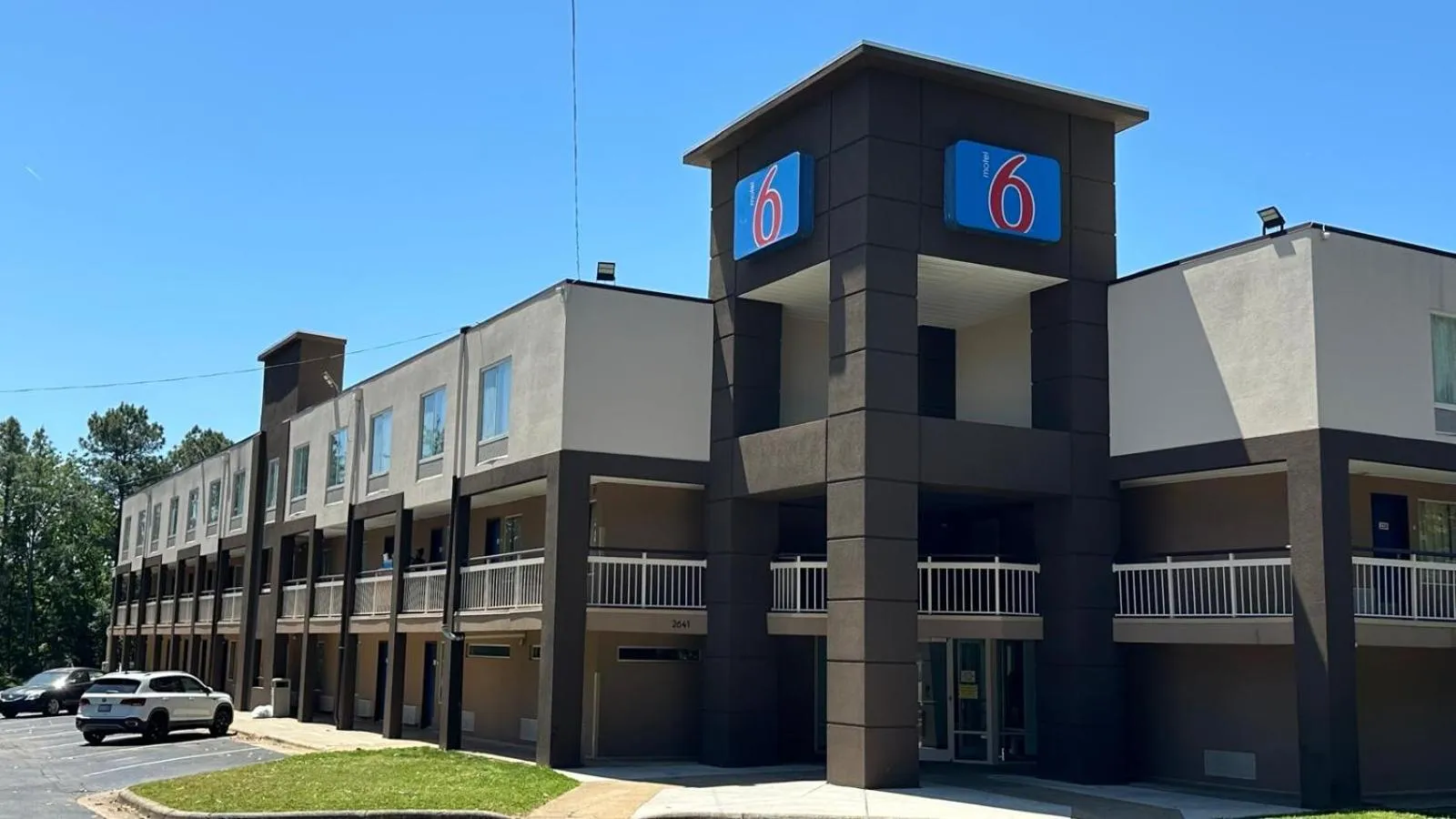 Property building in Motel 6-Raleigh, NC - North