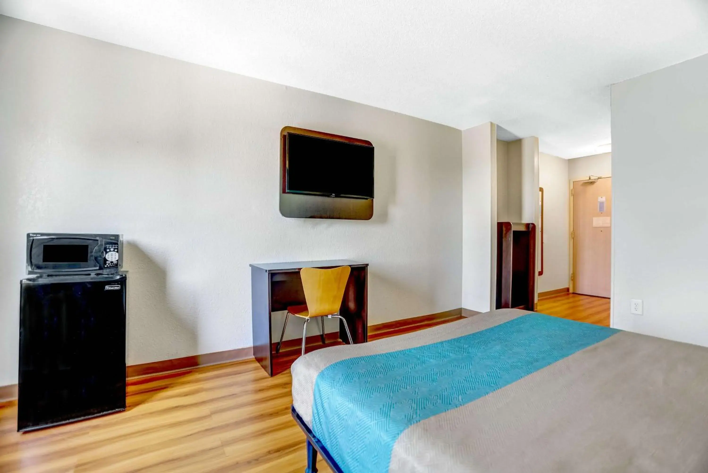 Photo of the whole room, Bed in Motel 6-Raleigh, NC - North Photo of the whole room, Bed in Motel 6-Raleigh, NC - North