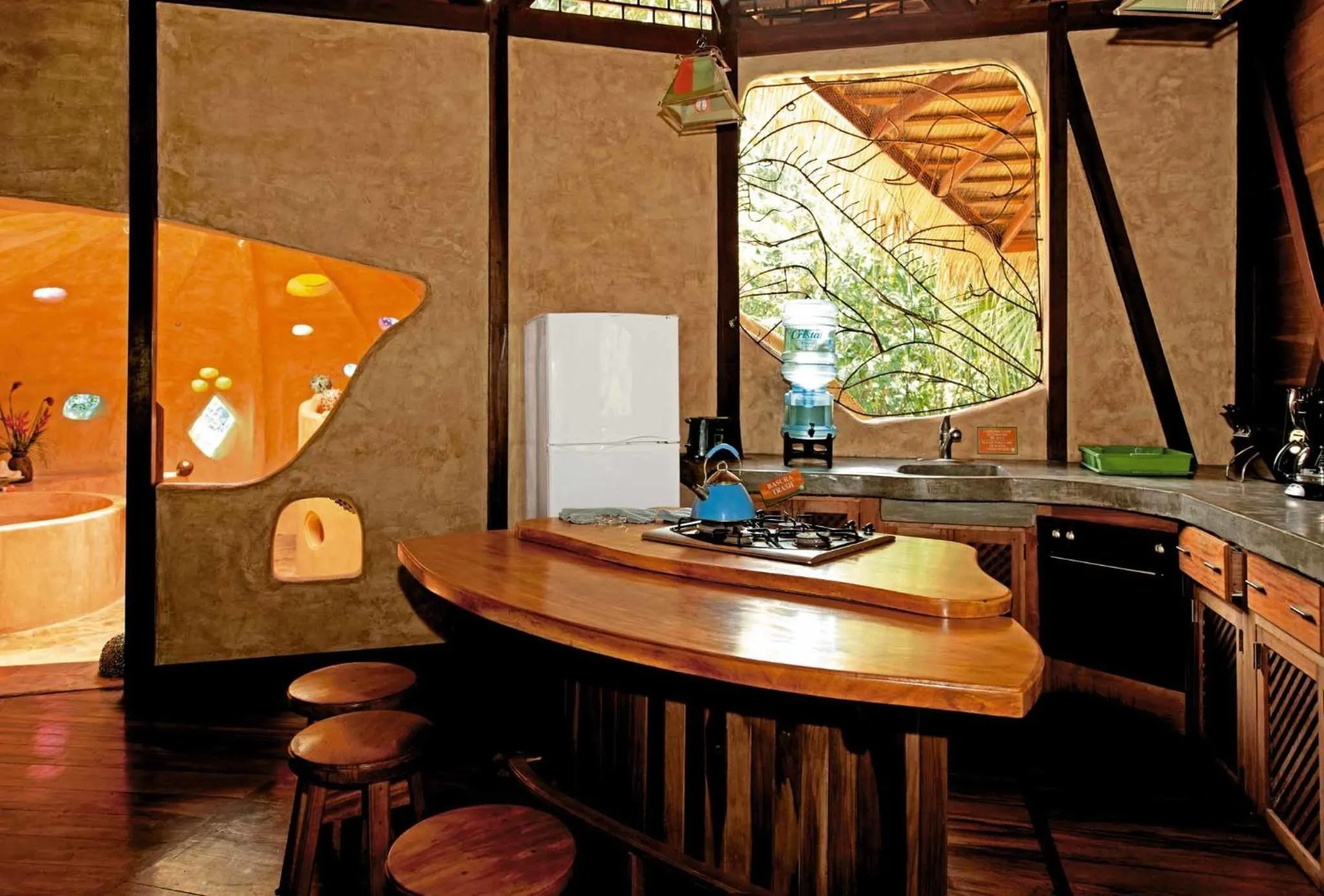 Kitchen or kitchenette in Tree House Beachfront Lodge