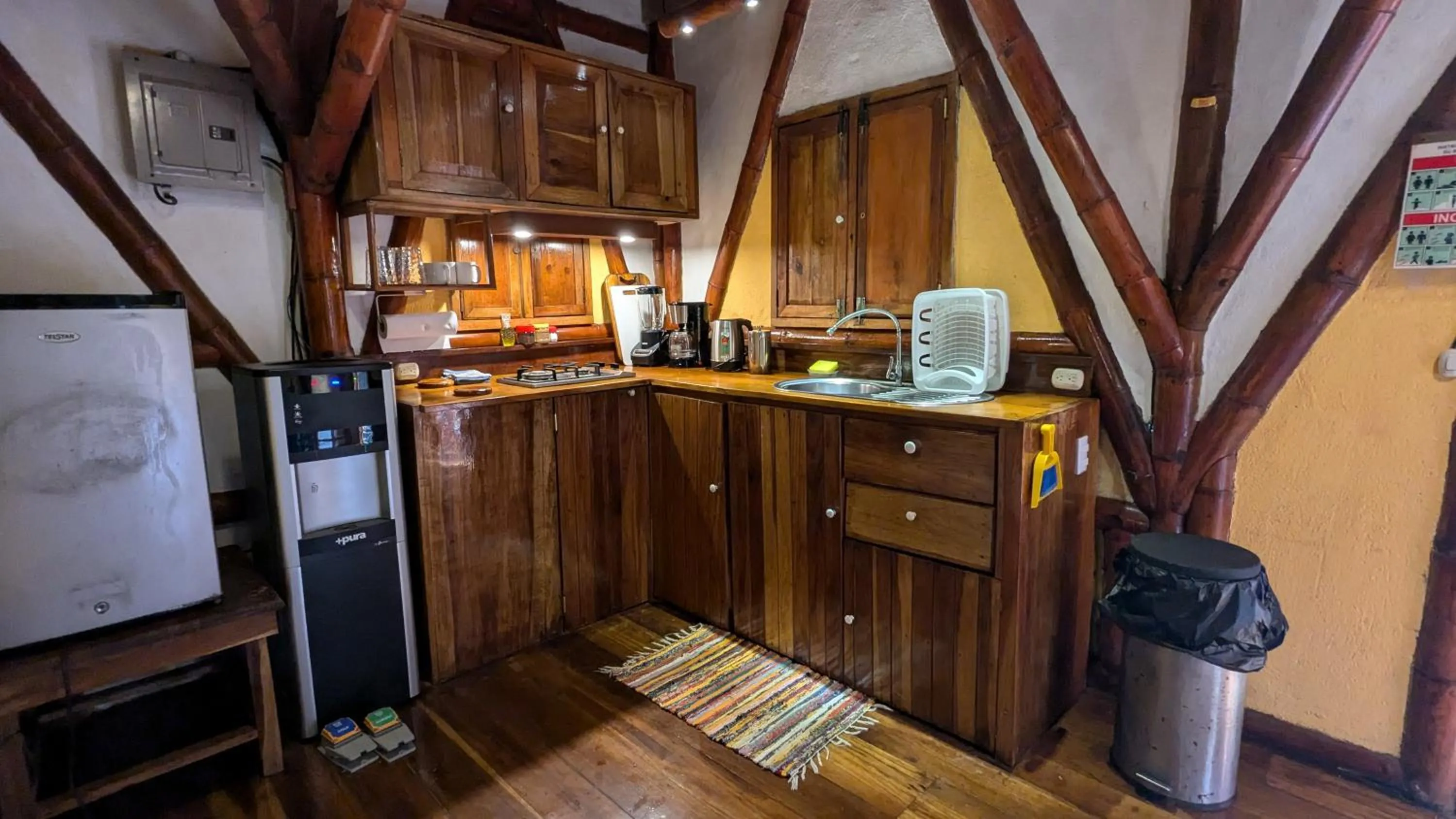 Kitchen or kitchenette in Tree House Beachfront Lodge