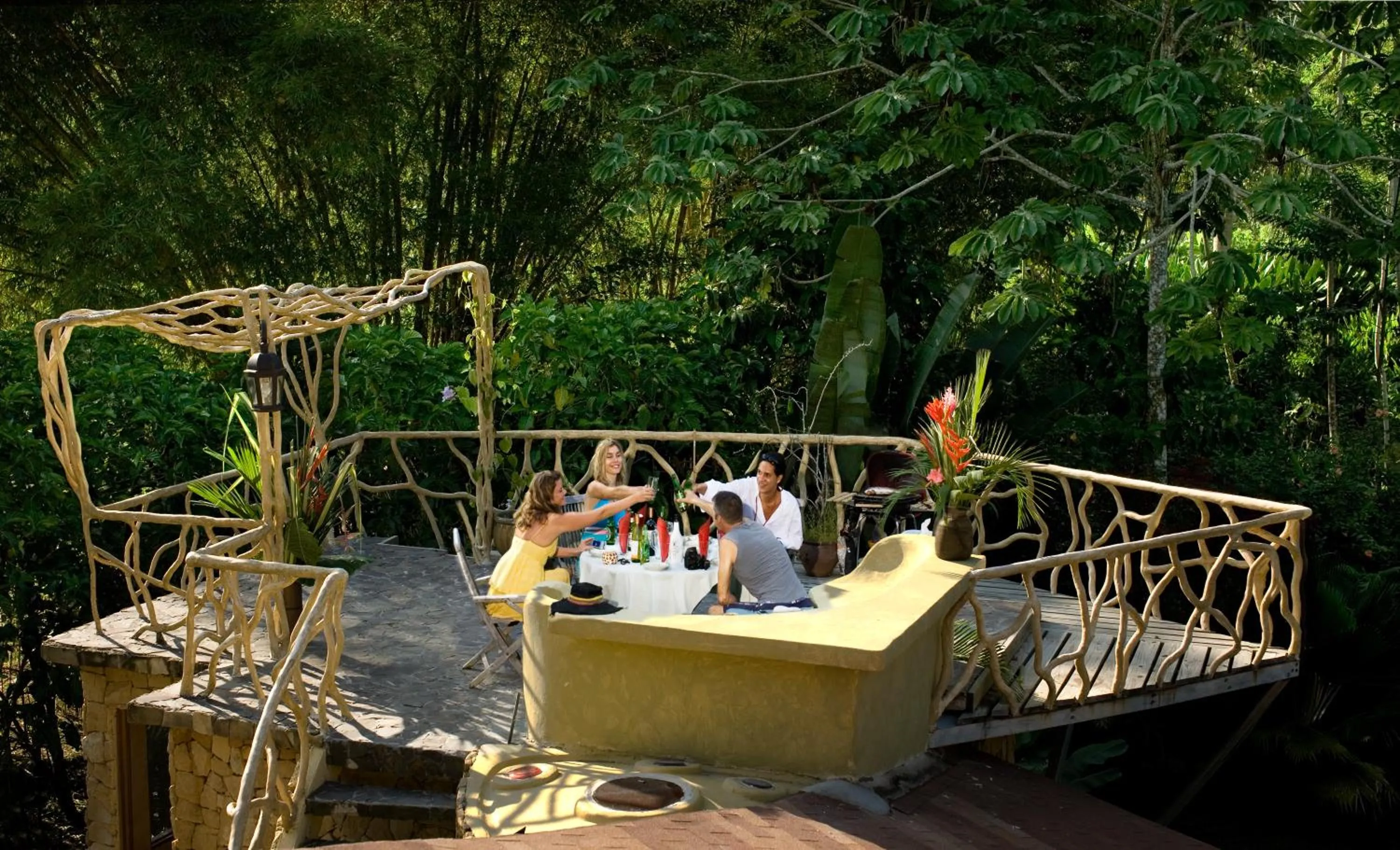 Area and facilities in Tree House Beachfront Lodge