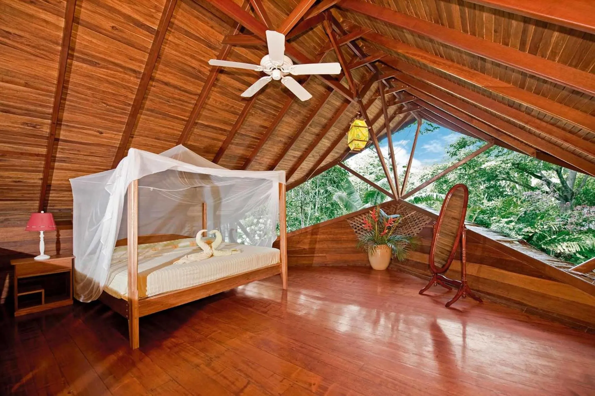 Bedroom, Bed in Tree House Beachfront Lodge