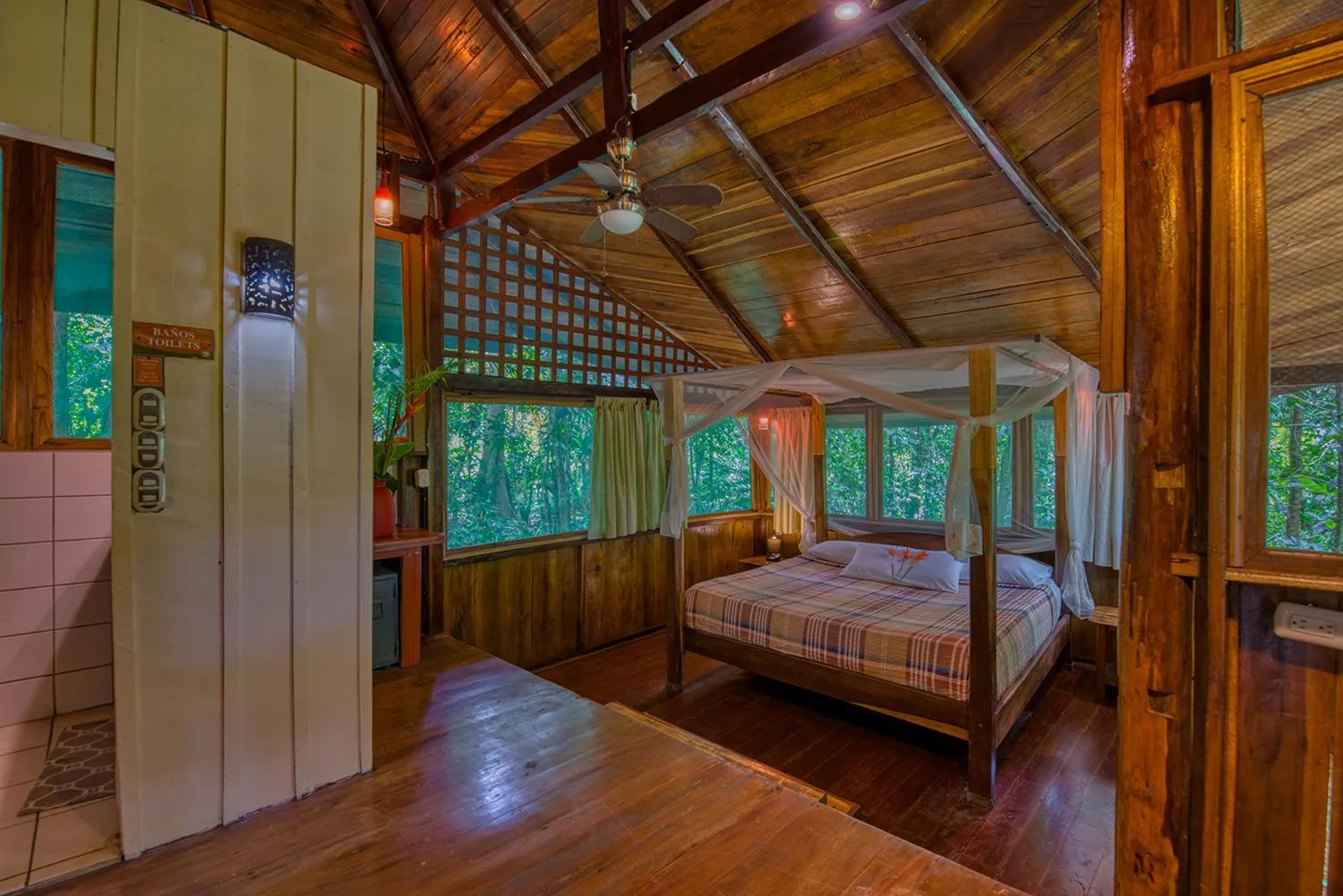 Bedroom, Bed in Tree House Beachfront Lodge