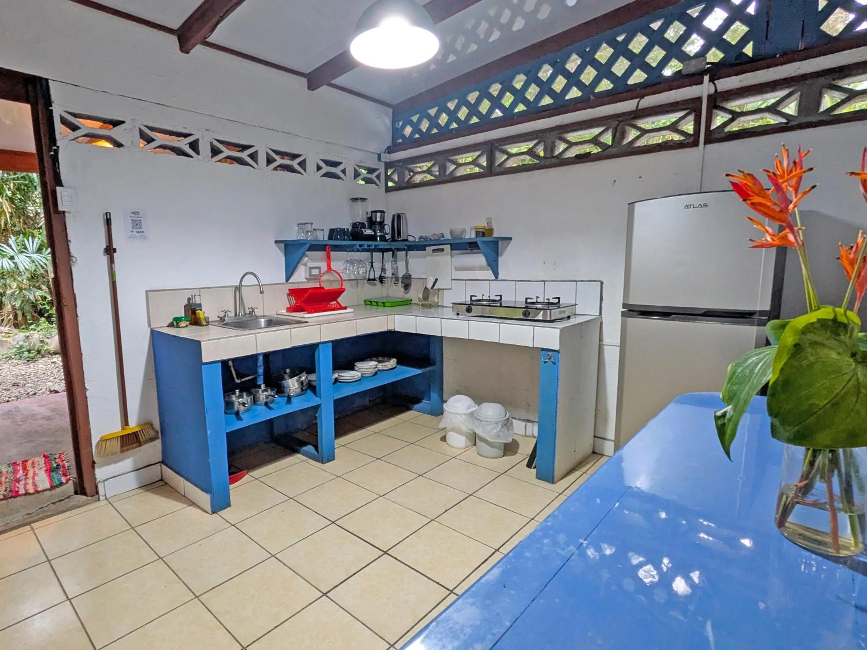 kitchen in Tree House Beachfront Lodge