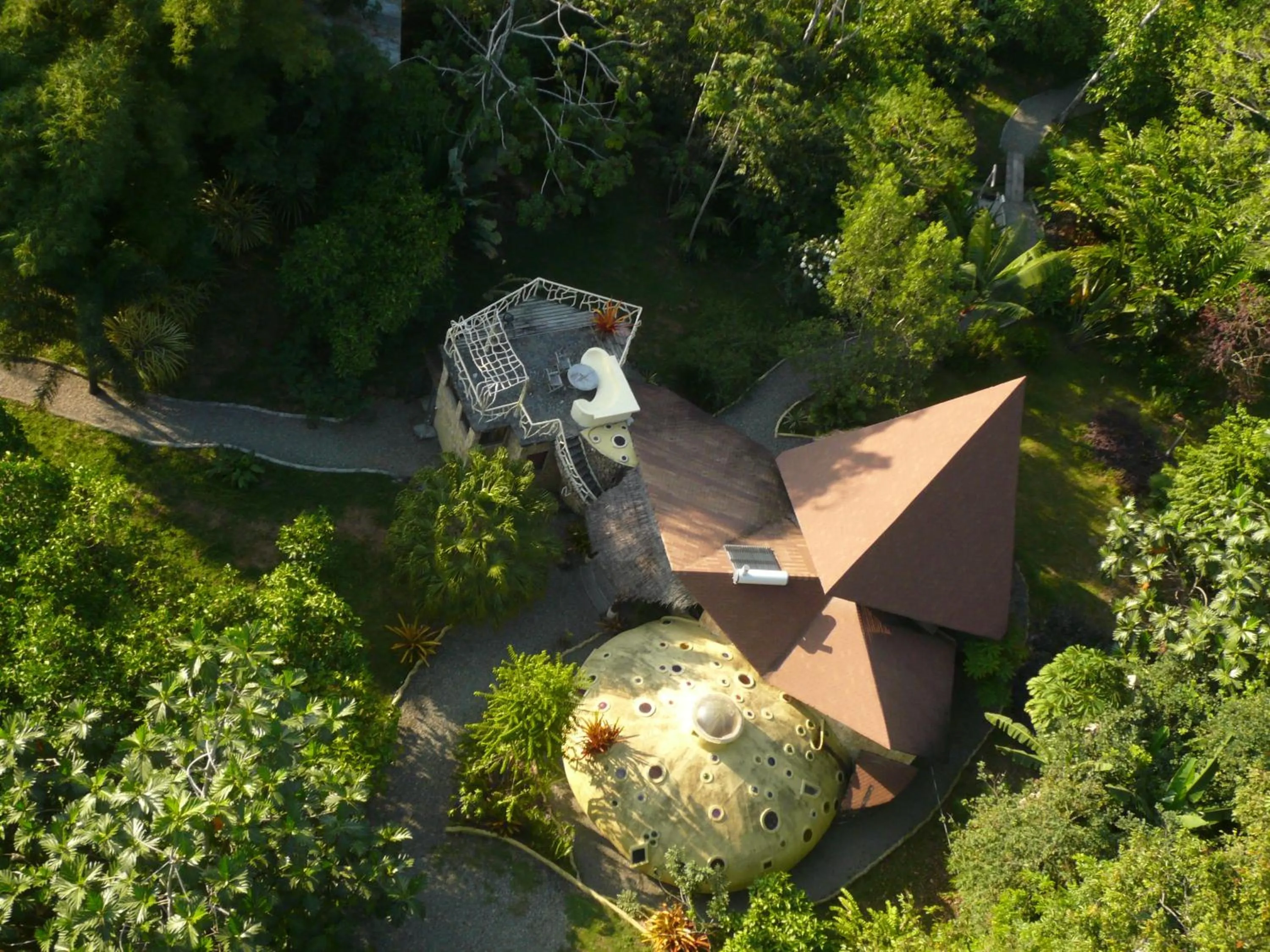 Photo of the whole room in Tree House Beachfront Lodge
