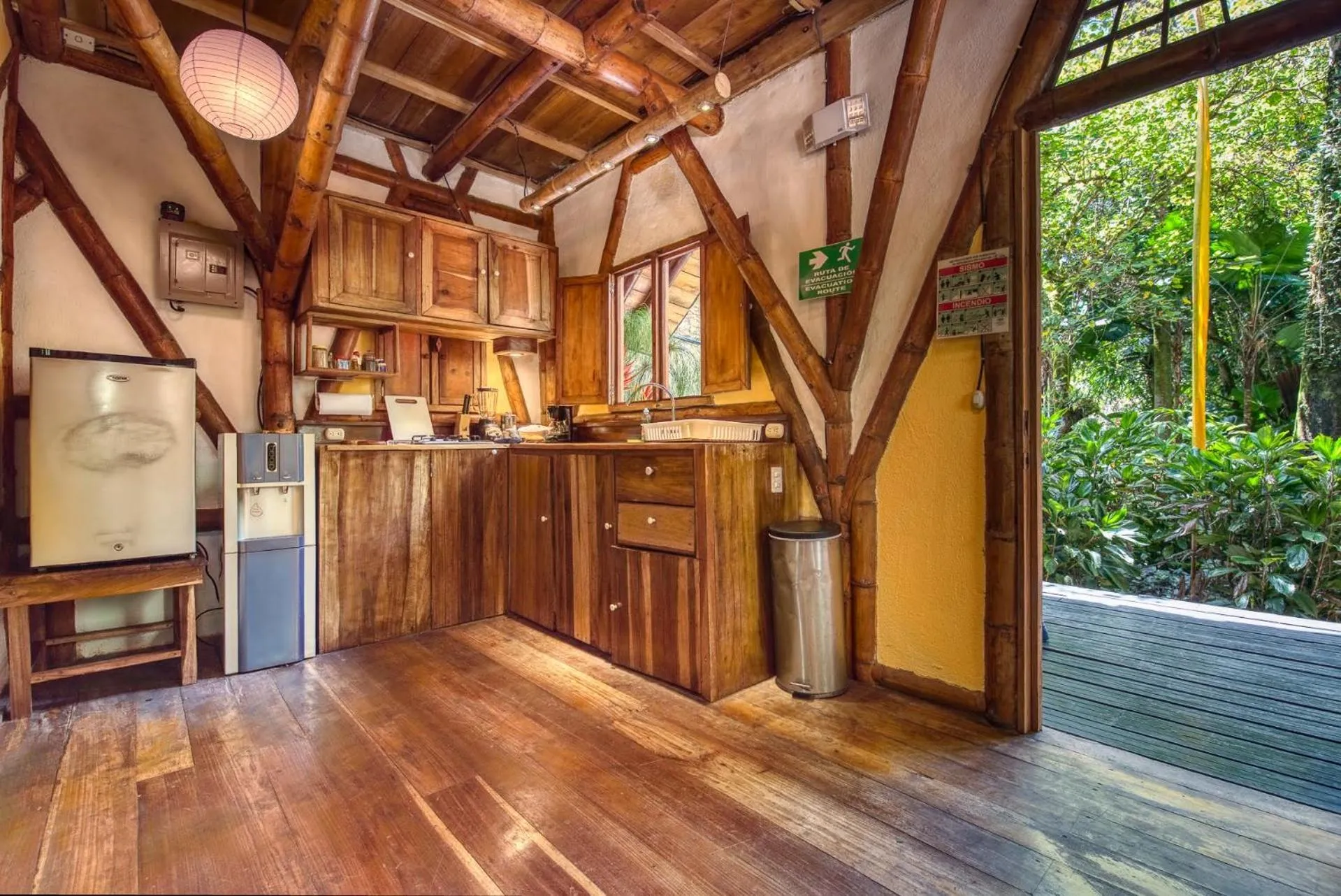 Kitchen or kitchenette in Tree House Beachfront Lodge