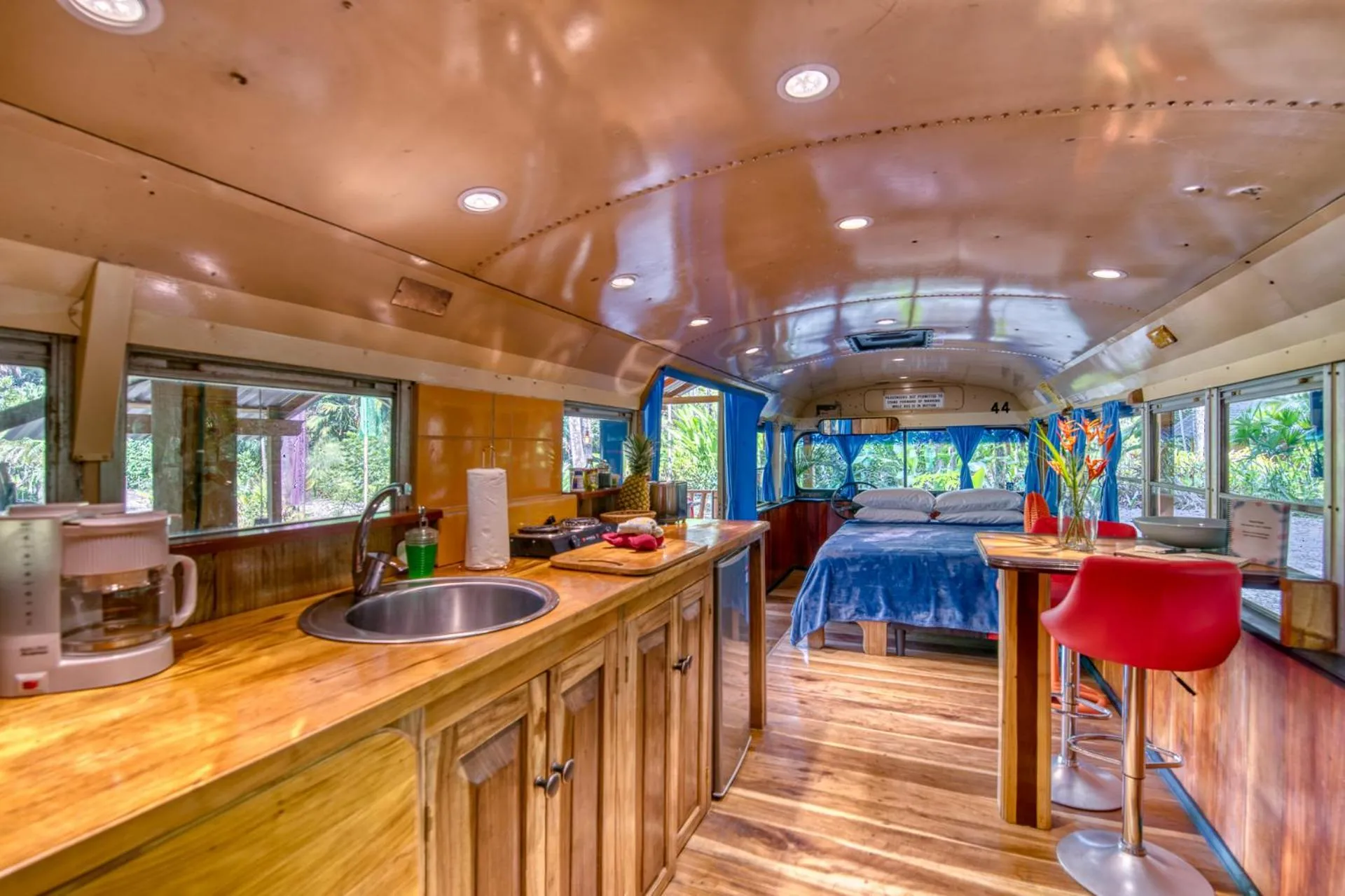 Kitchen or kitchenette in Tree House Beachfront Lodge