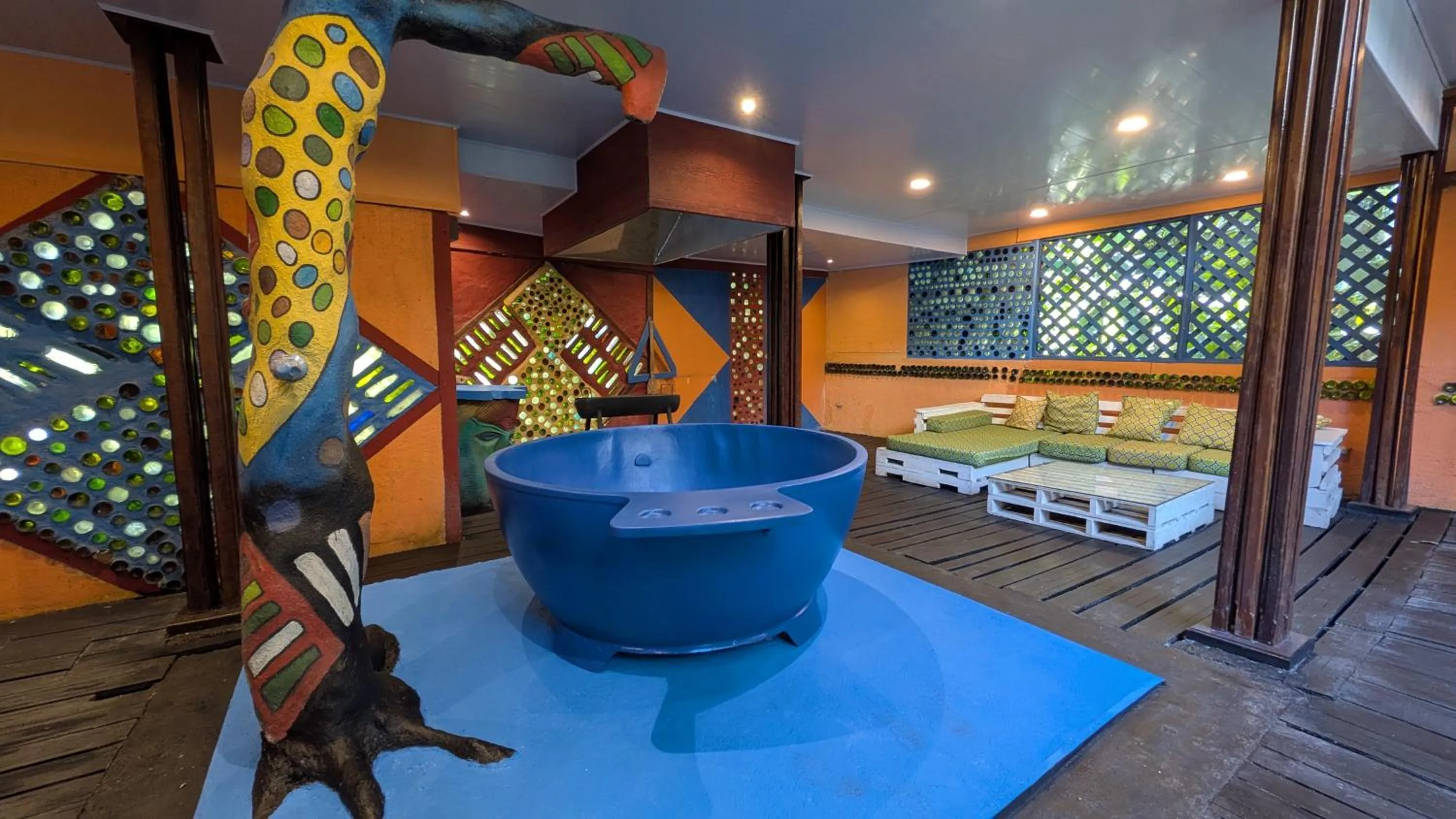 Hot Tub in Tree House Beachfront Lodge
