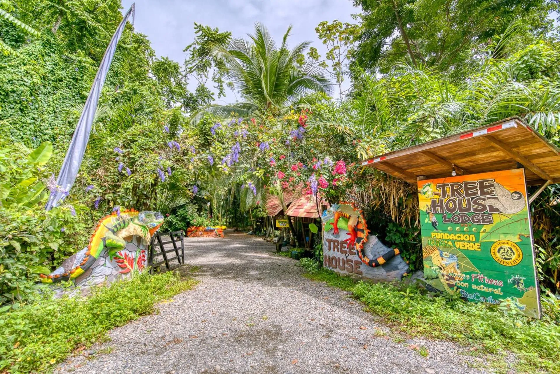 Facade/entrance in Tree House Beachfront Lodge