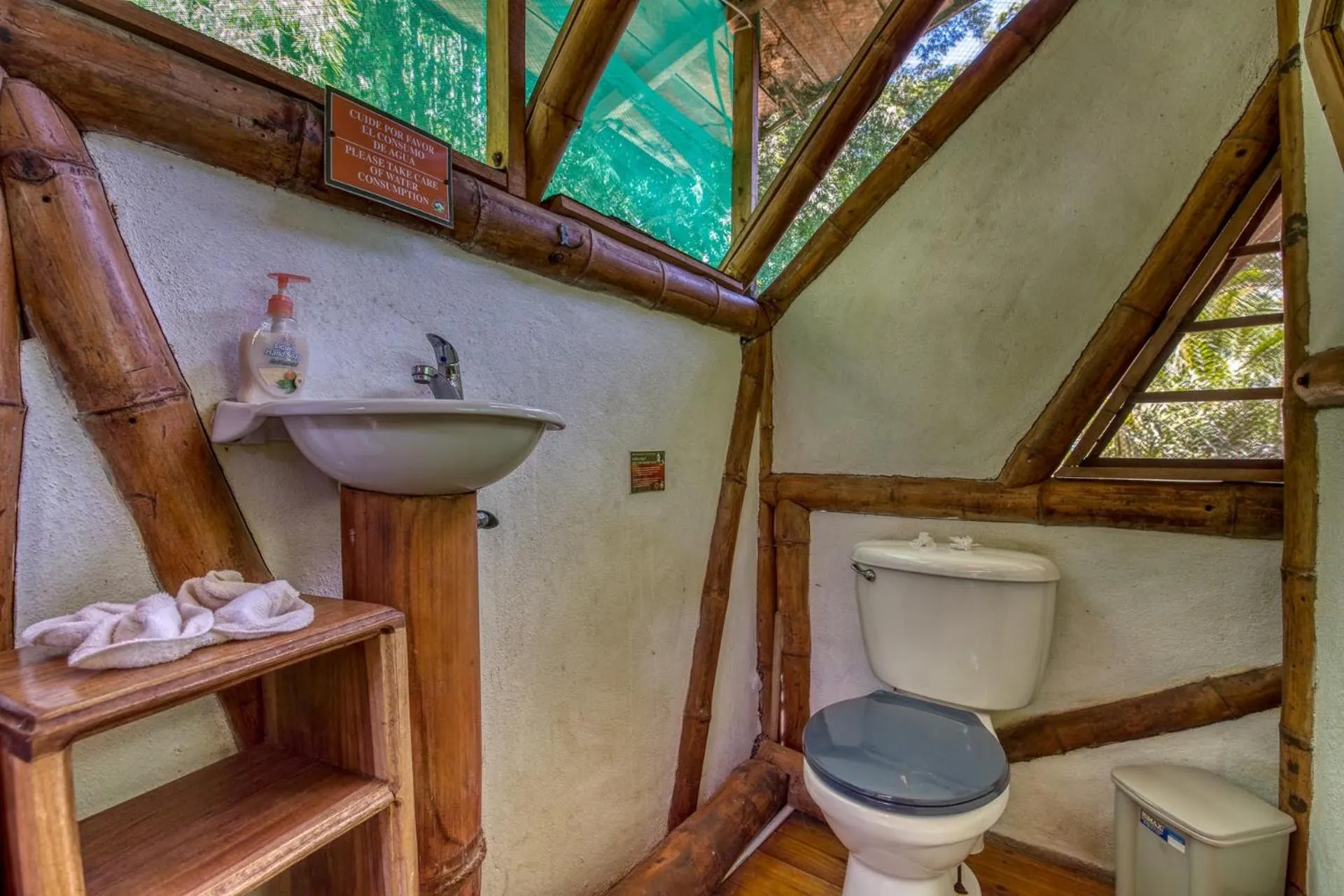 Bathroom in Tree House Beachfront Lodge