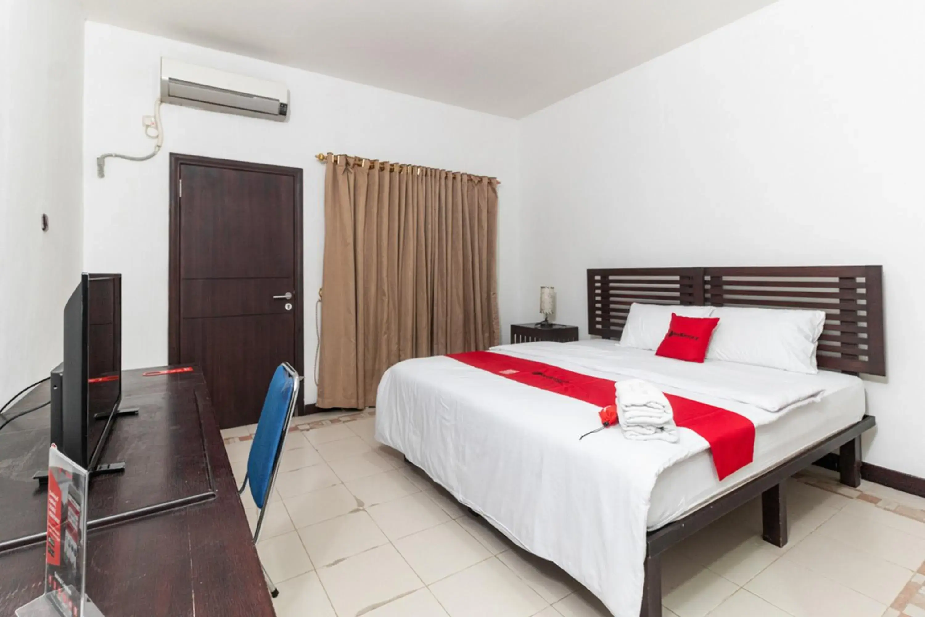 Bed in RedDoorz near Bahu Mall Manado Bed in RedDoorz near Bahu Mall Manado