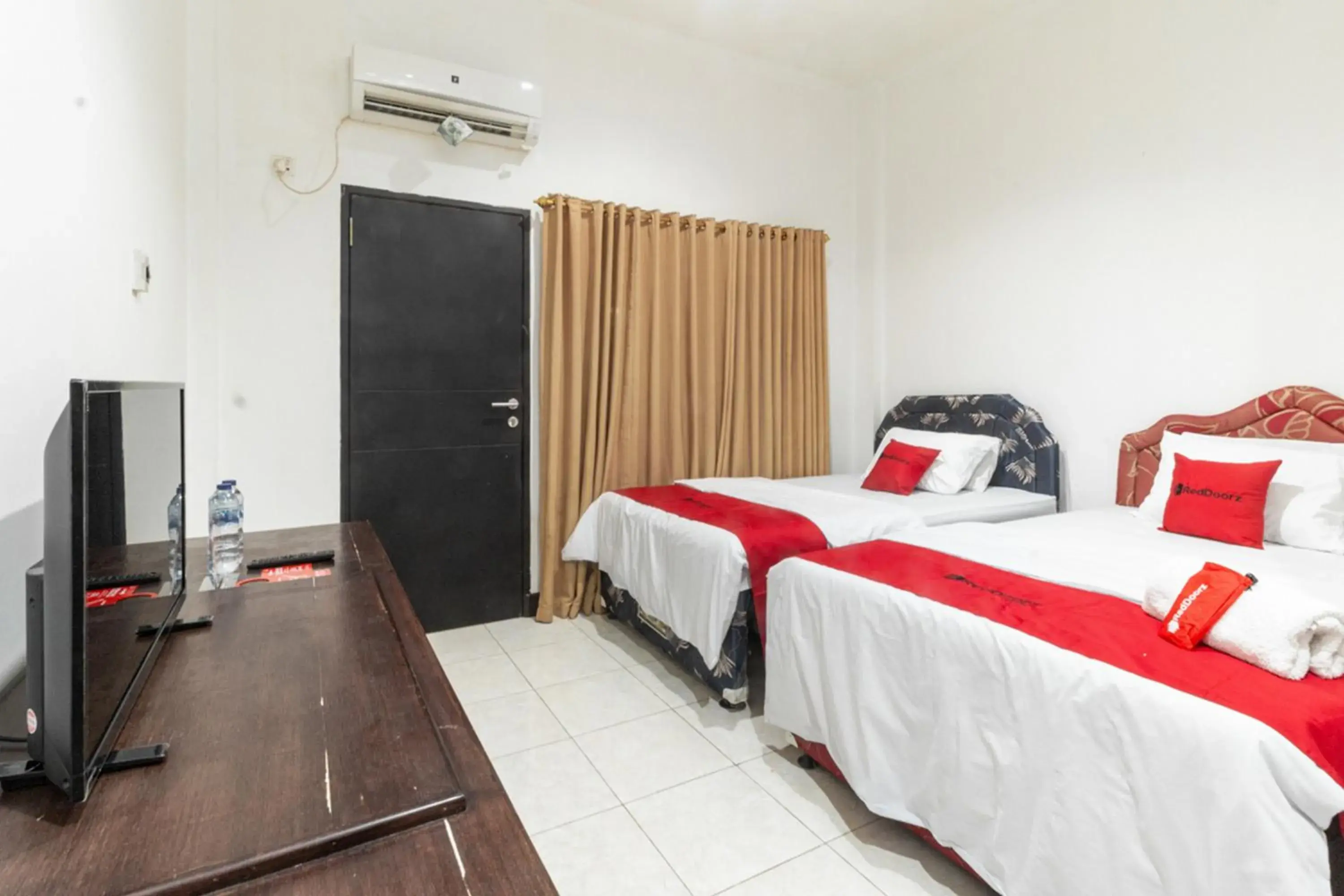 Bed in RedDoorz near Bahu Mall Manado Bed in RedDoorz near Bahu Mall Manado