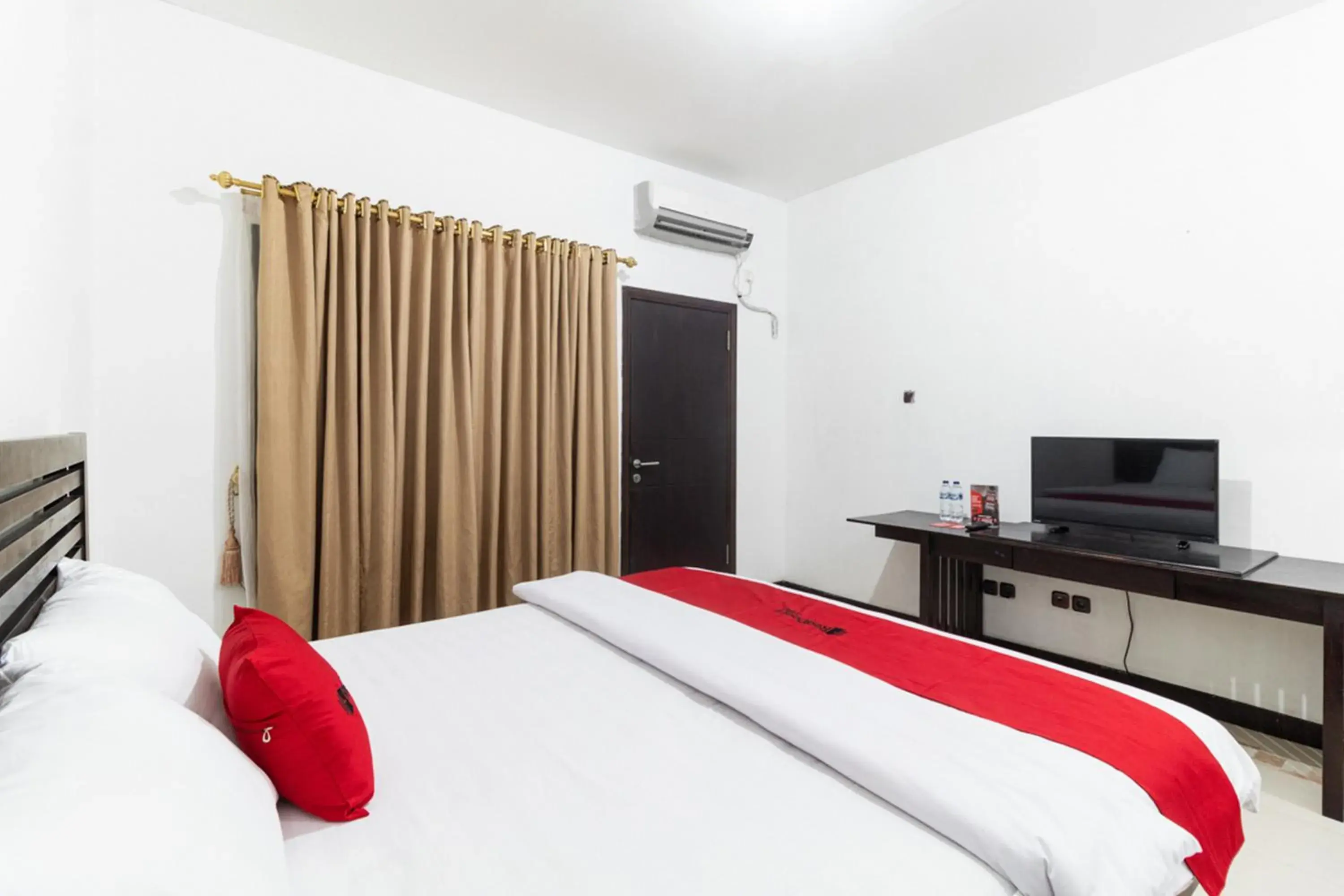 Bed in RedDoorz near Bahu Mall Manado Bed in RedDoorz near Bahu Mall Manado
