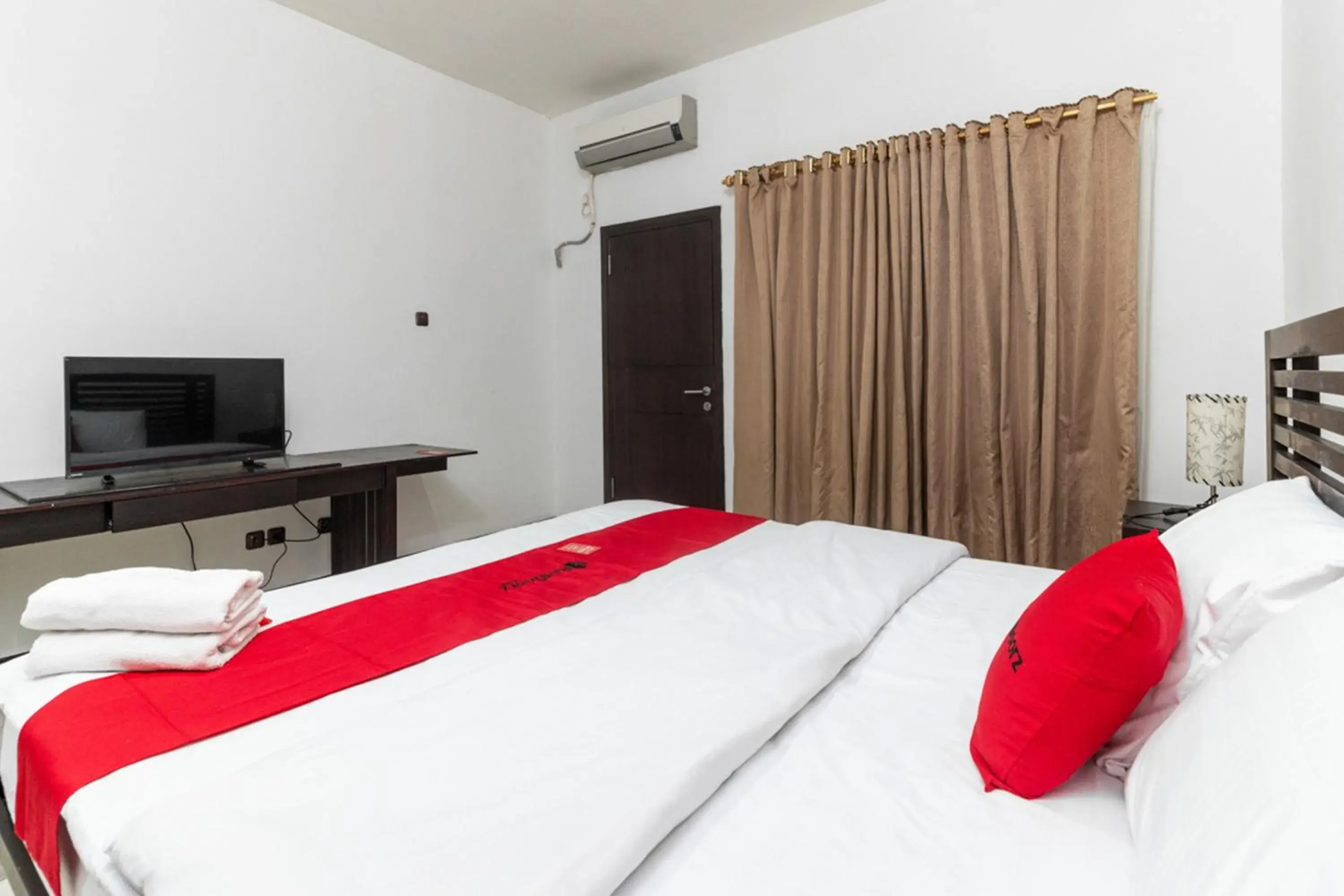 Bed in RedDoorz near Bahu Mall Manado Bed in RedDoorz near Bahu Mall Manado