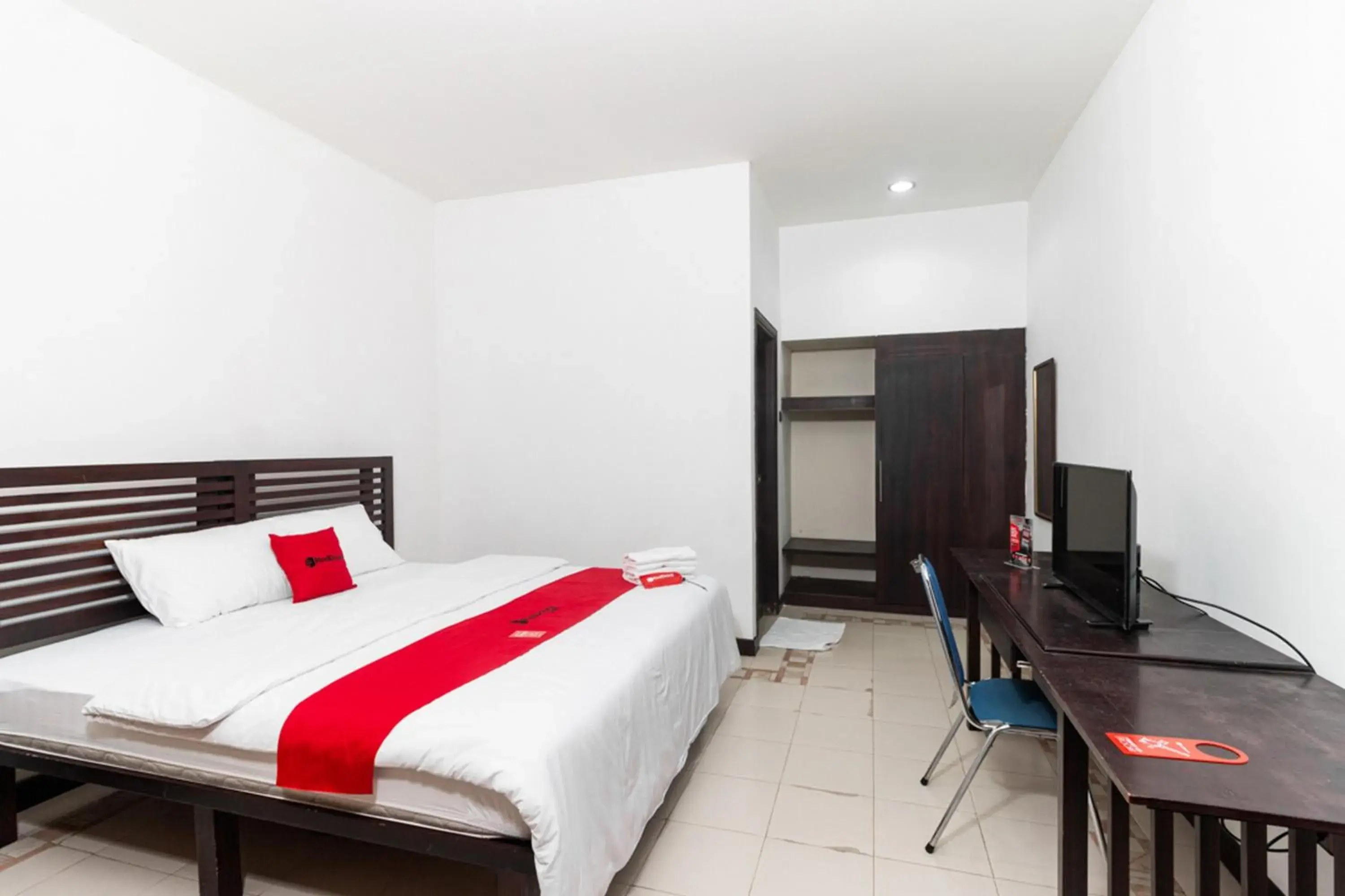 Bed in RedDoorz near Bahu Mall Manado Bed in RedDoorz near Bahu Mall Manado