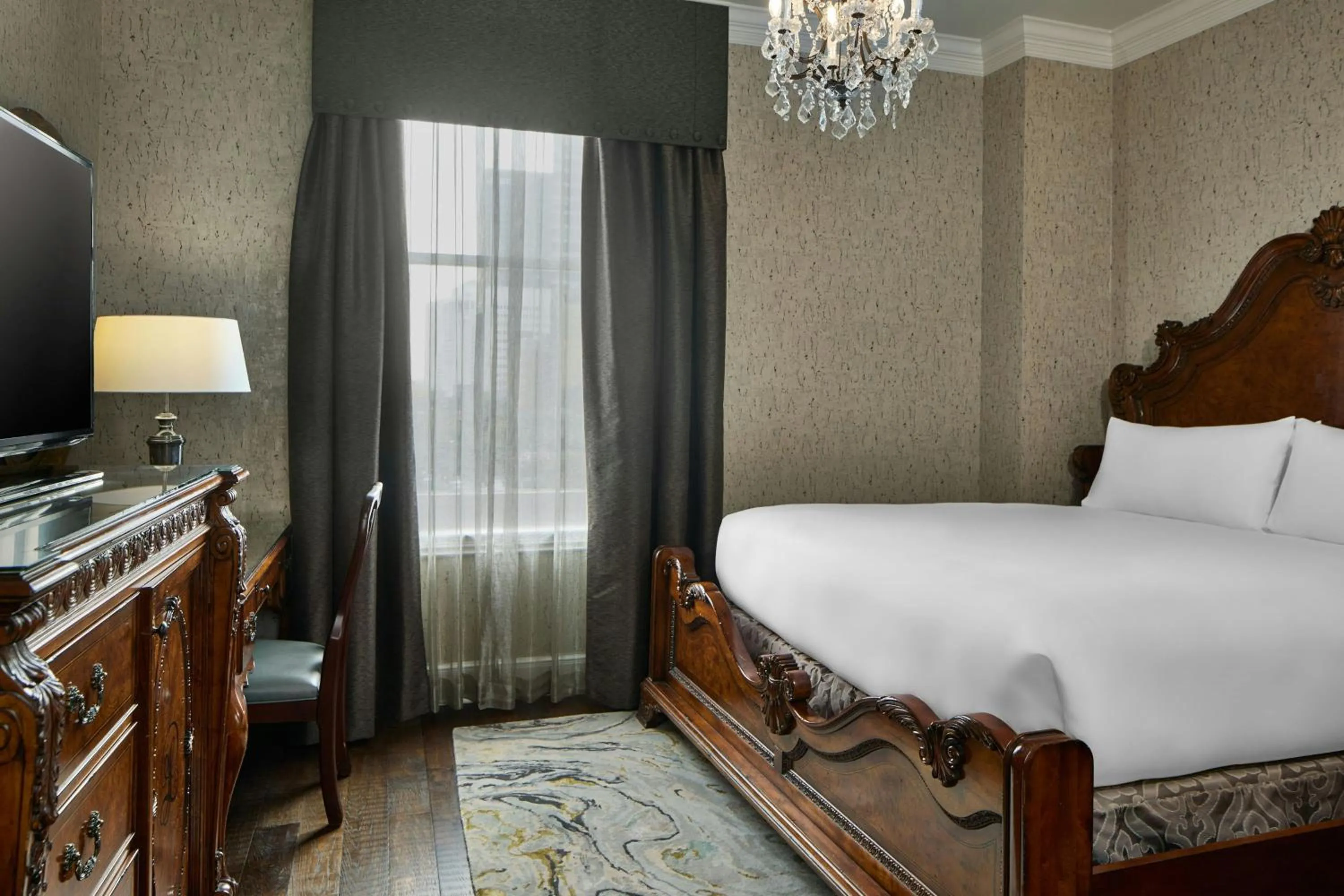 Photo of the whole room, Bed in Le Pavillon, New Orleans, a Tribute Portfolio Hotel