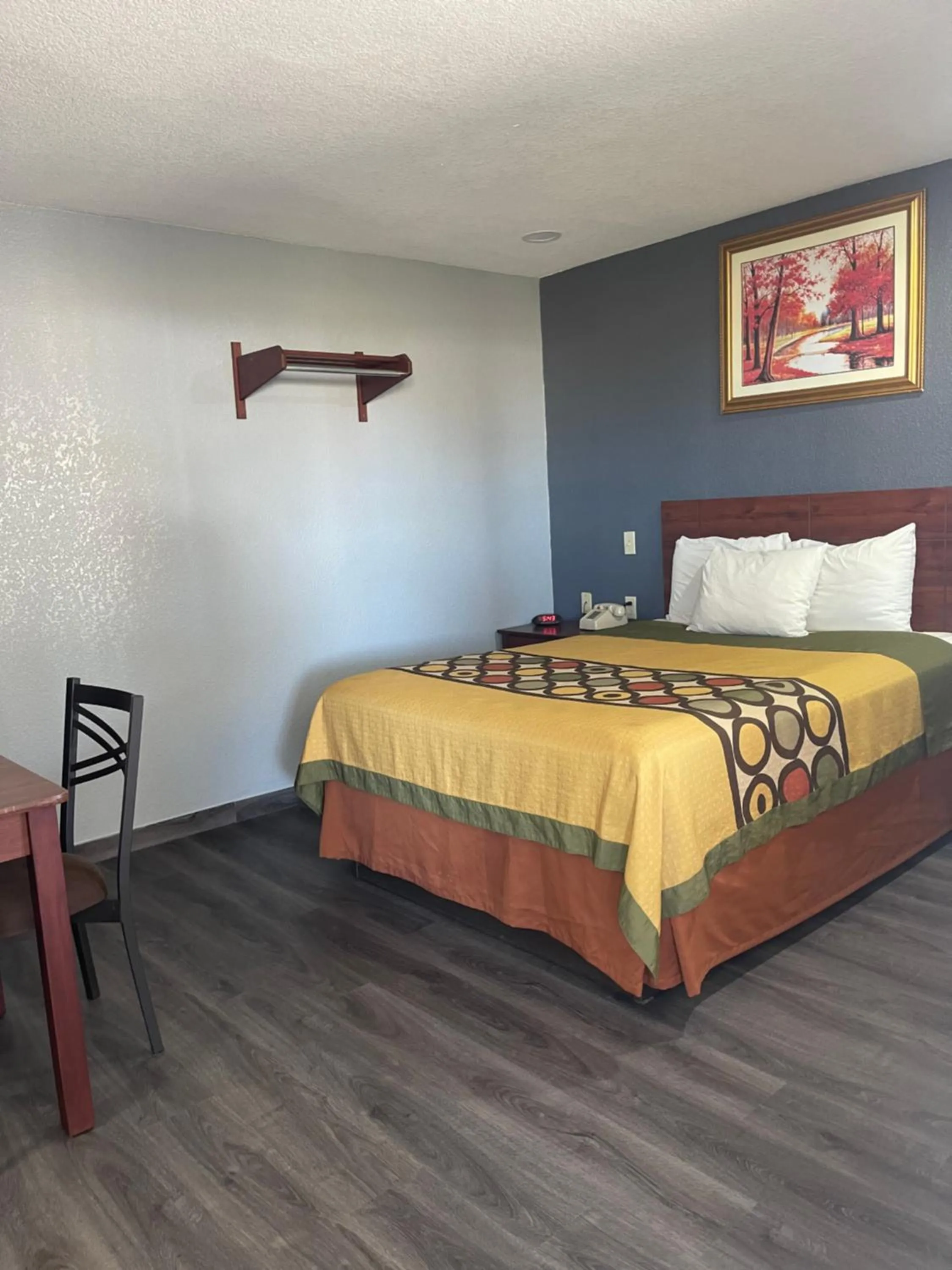 Bedroom, Bed in Budget Inn Buffalo