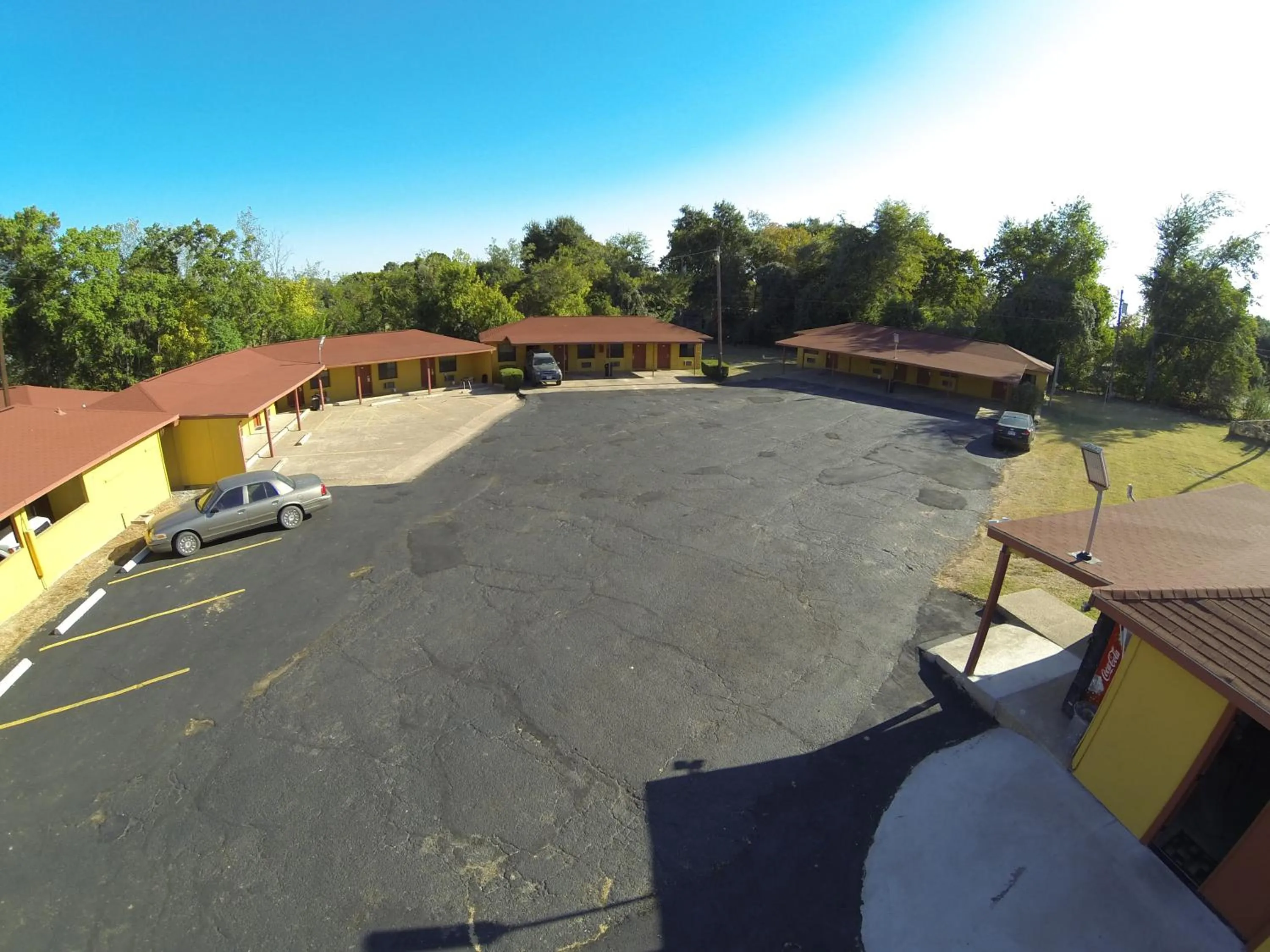 Property building in Budget Inn Buffalo