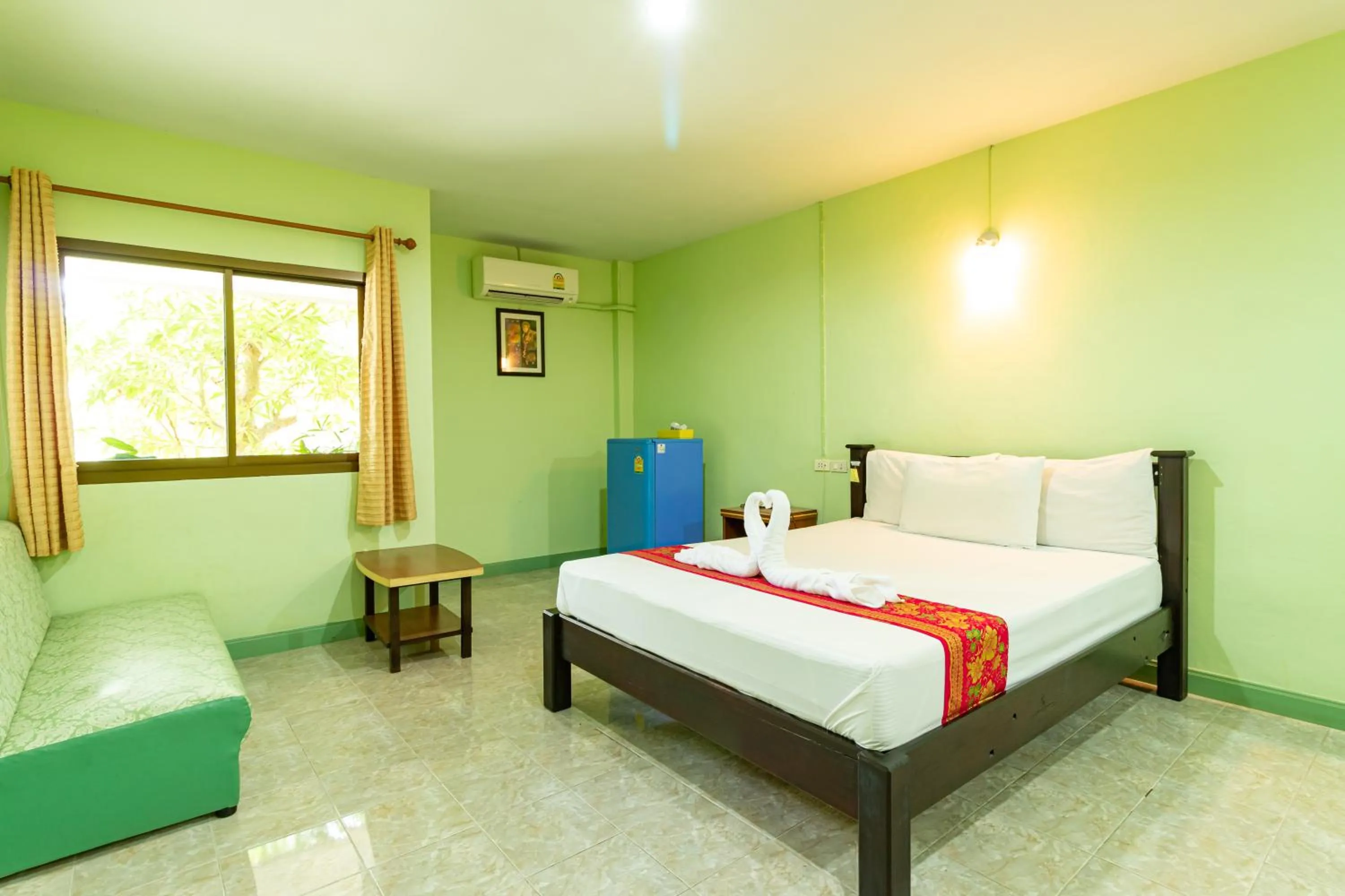 Photo of the whole room, Bed in Khum Suk Resort